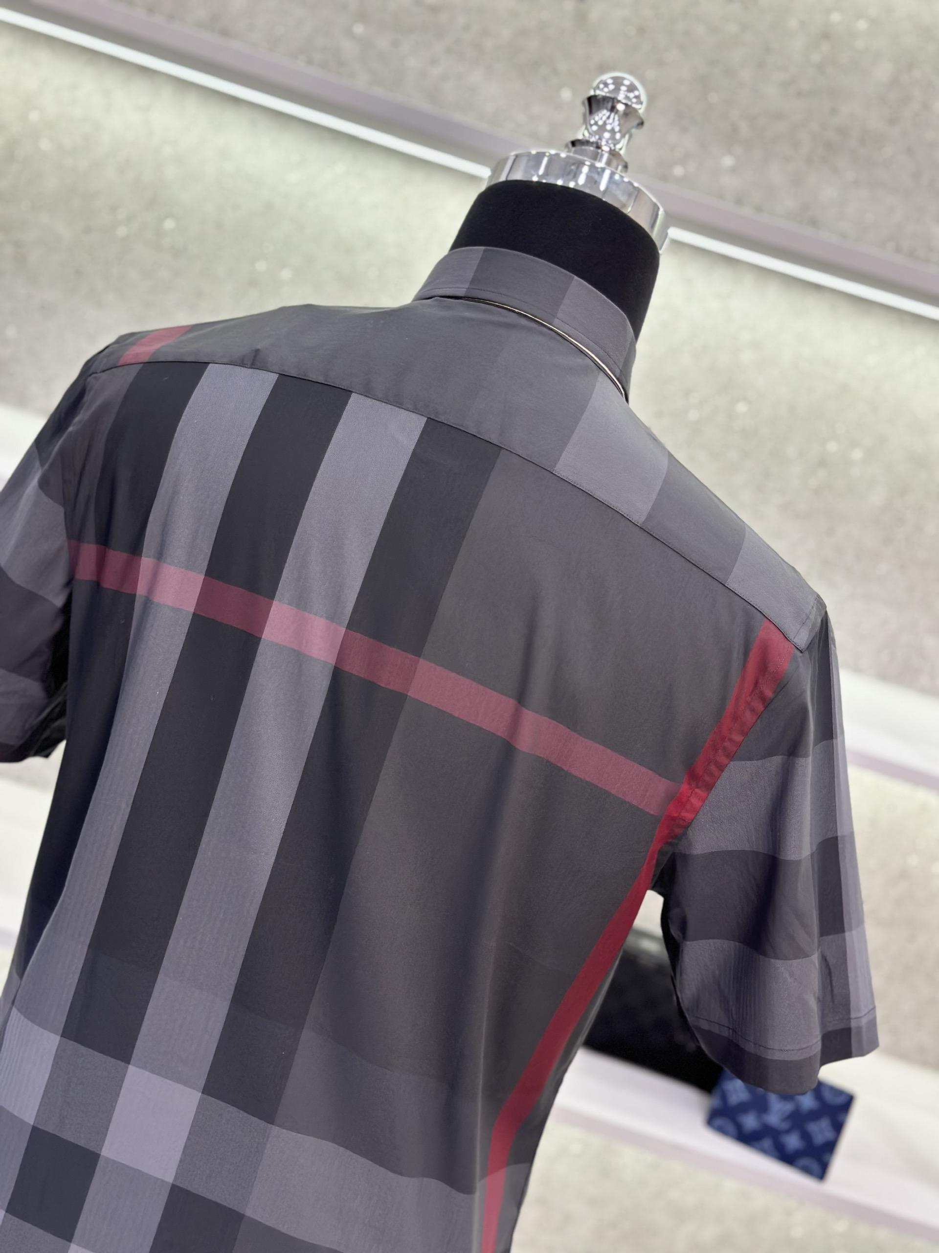 Áo sơ mi cộc tay Burberry BBR Xám kẻ sọc to Đỏ basic túi ngực phối khuy cổ Like Auth on web VTN