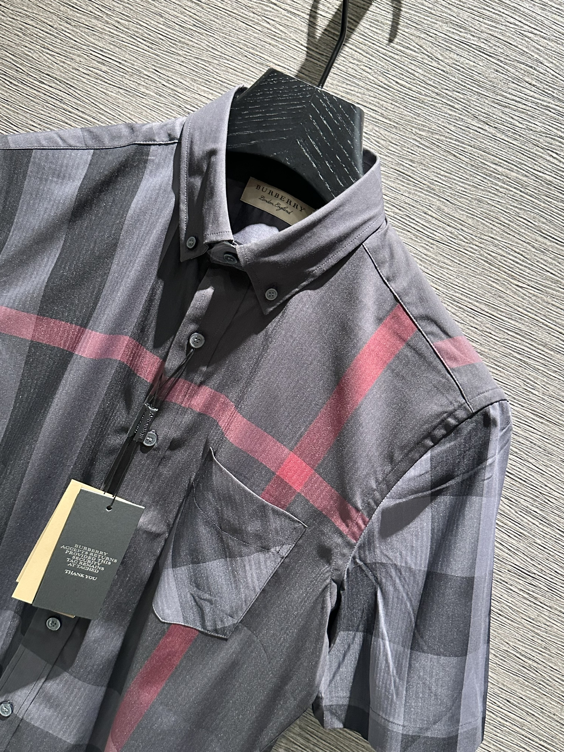 Áo sơ mi cộc tay Burberry BBR Xám kẻ sọc to Đỏ basic túi ngực phối khuy cổ Like Auth on web VTN