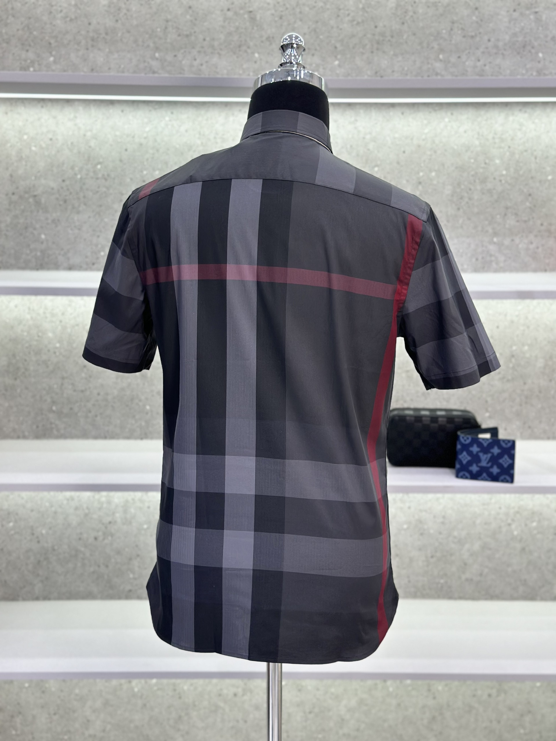 Áo sơ mi cộc tay Burberry BBR Xám kẻ sọc to Đỏ basic túi ngực phối khuy cổ Like Auth on web VTN