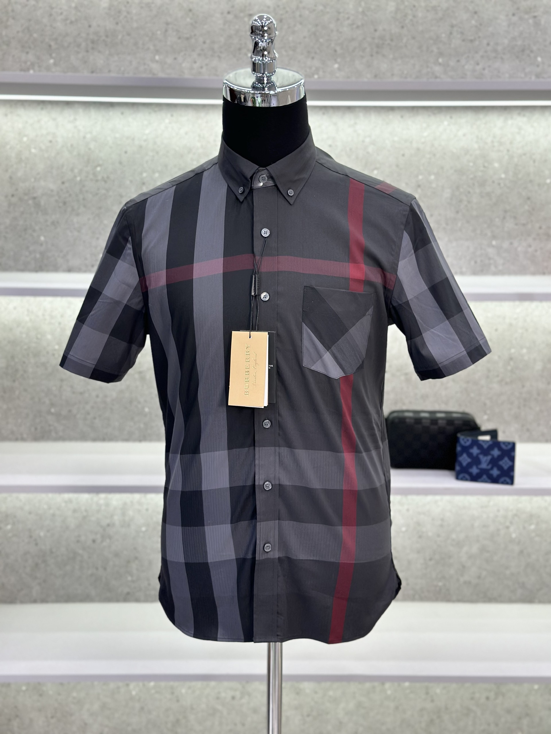 Áo sơ mi cộc tay Burberry BBR Xám kẻ sọc to Đỏ basic túi ngực phối khuy cổ Like Auth on web VTN