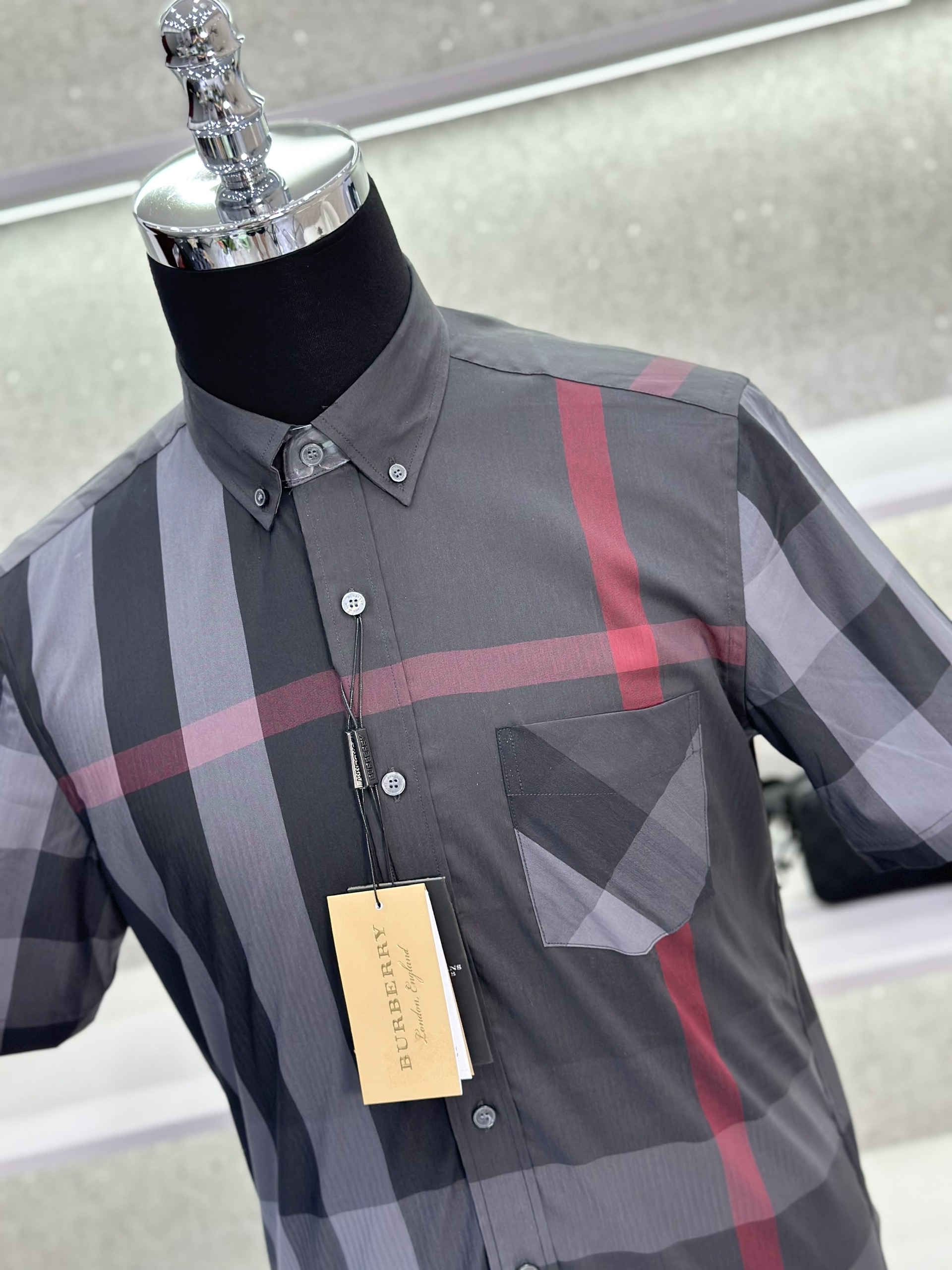 Áo sơ mi cộc tay Burberry BBR Xám kẻ sọc to Đỏ basic túi ngực phối khuy cổ Like Auth on web VTN