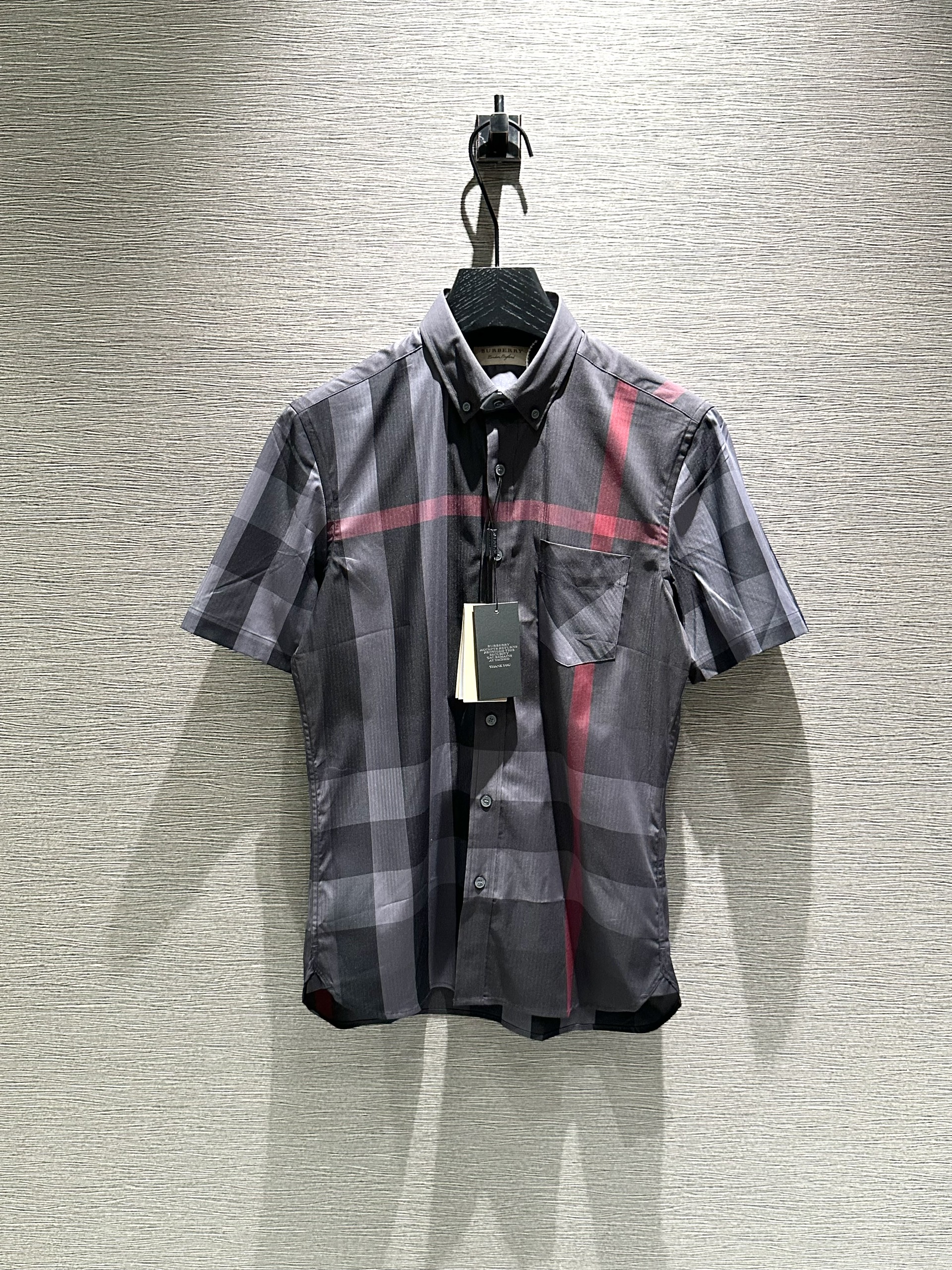 Áo sơ mi cộc tay Burberry BBR Xám kẻ sọc to Đỏ basic túi ngực phối khuy cổ Like Auth on web VTN