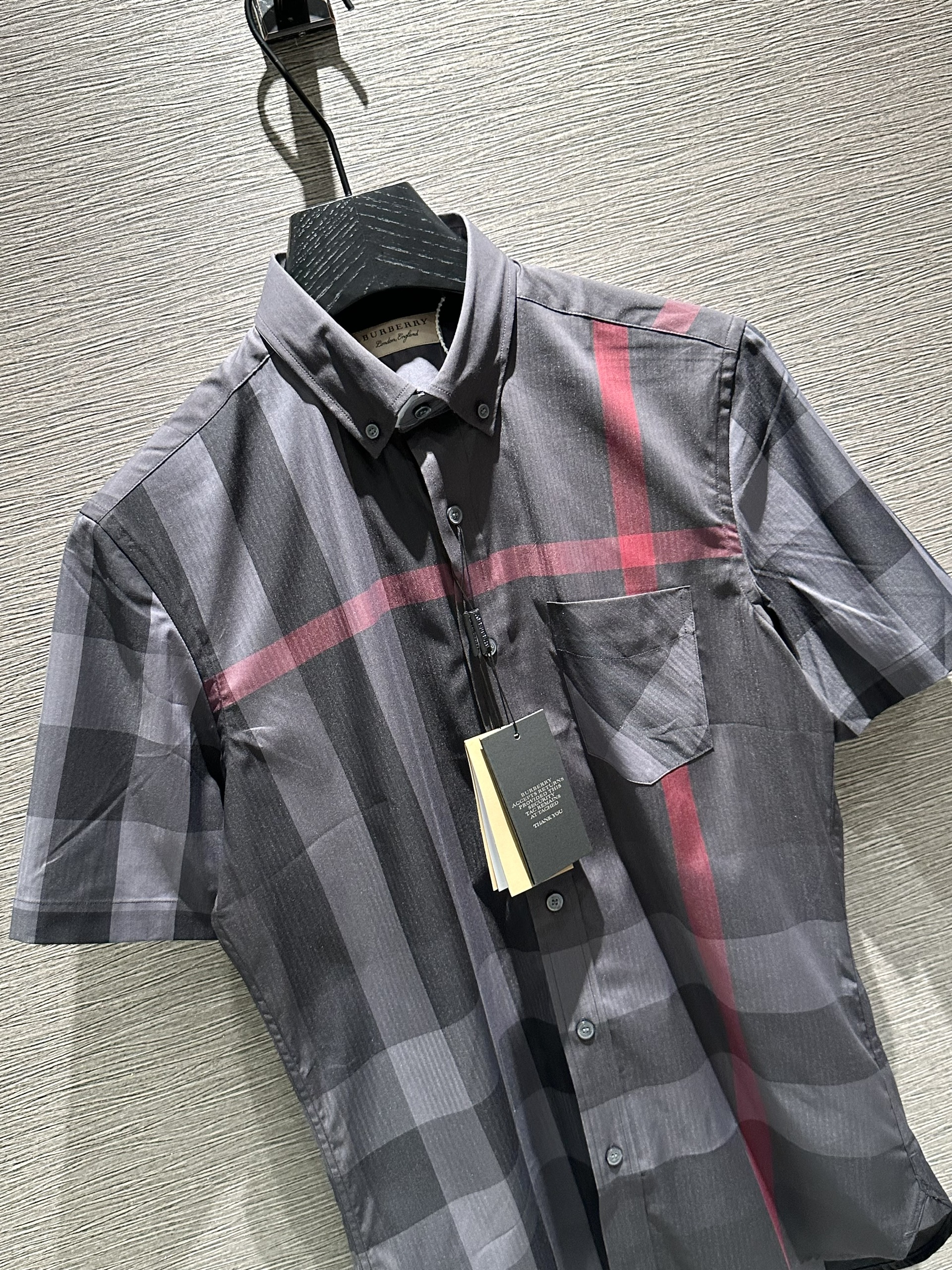 Áo sơ mi cộc tay Burberry BBR Xám kẻ sọc to Đỏ basic túi ngực phối khuy cổ Like Auth on web VTN