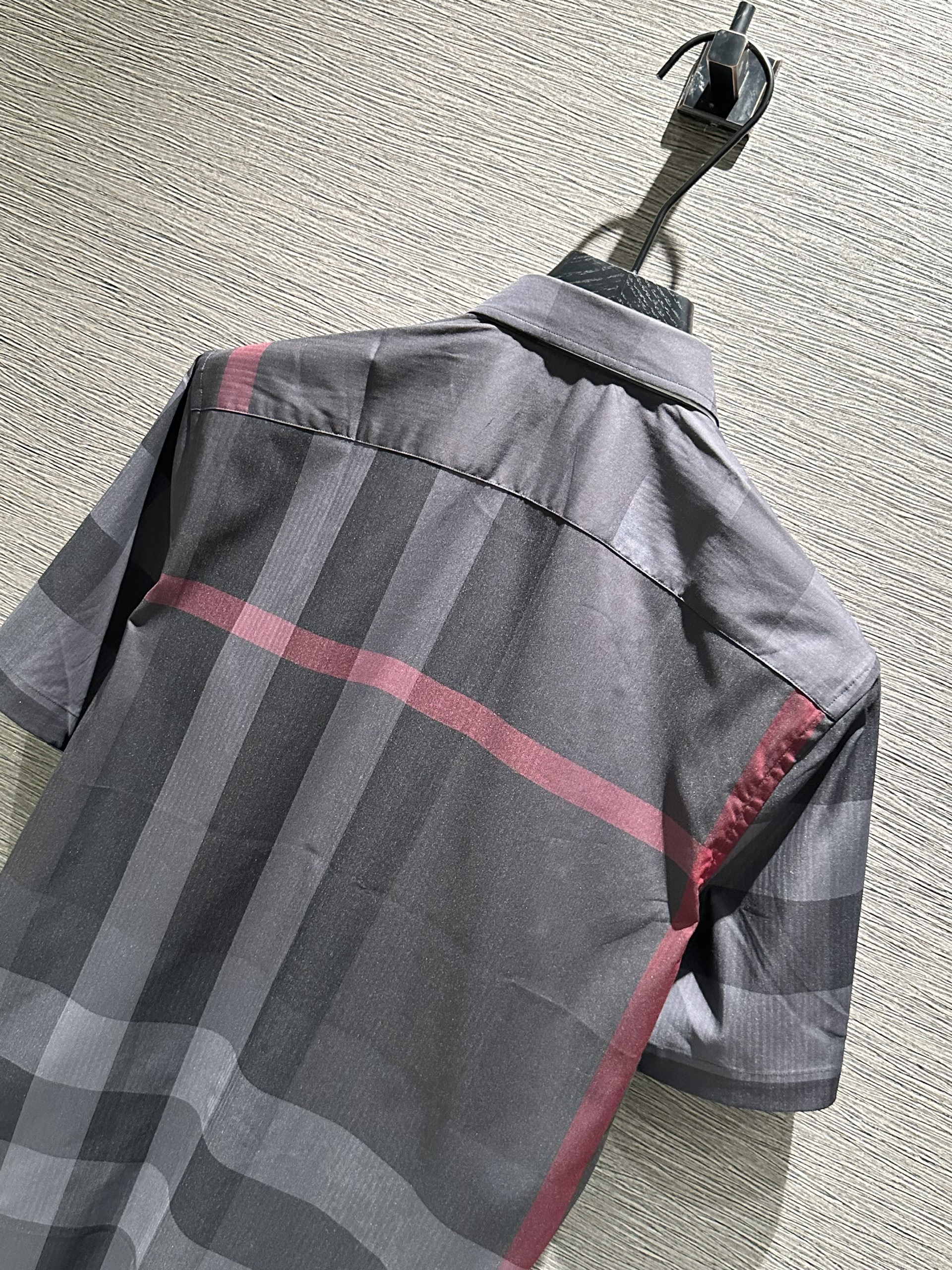 Áo sơ mi cộc tay Burberry BBR Xám kẻ sọc to Đỏ basic túi ngực phối khuy cổ Like Auth on web VTN