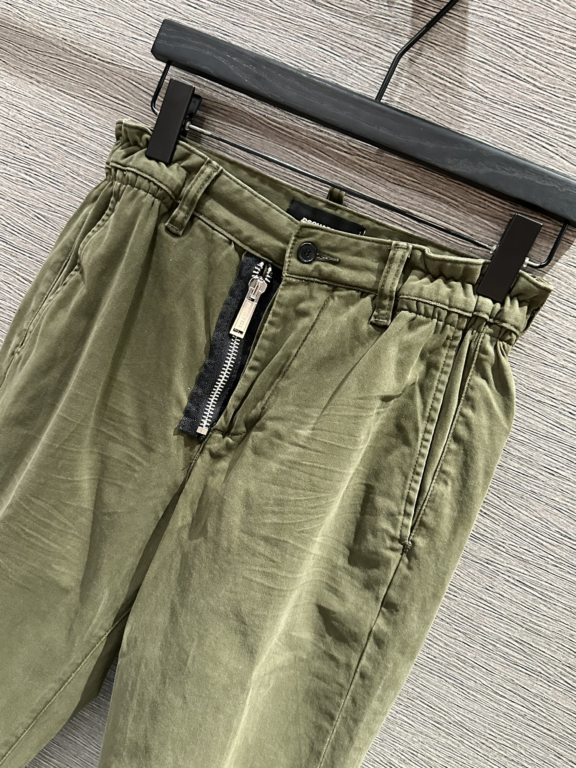 Quần dài kaki Dsquared DSQ2 trơn 4 khuy phối khóa zip lệch Like Auth 1-1 on web VTN