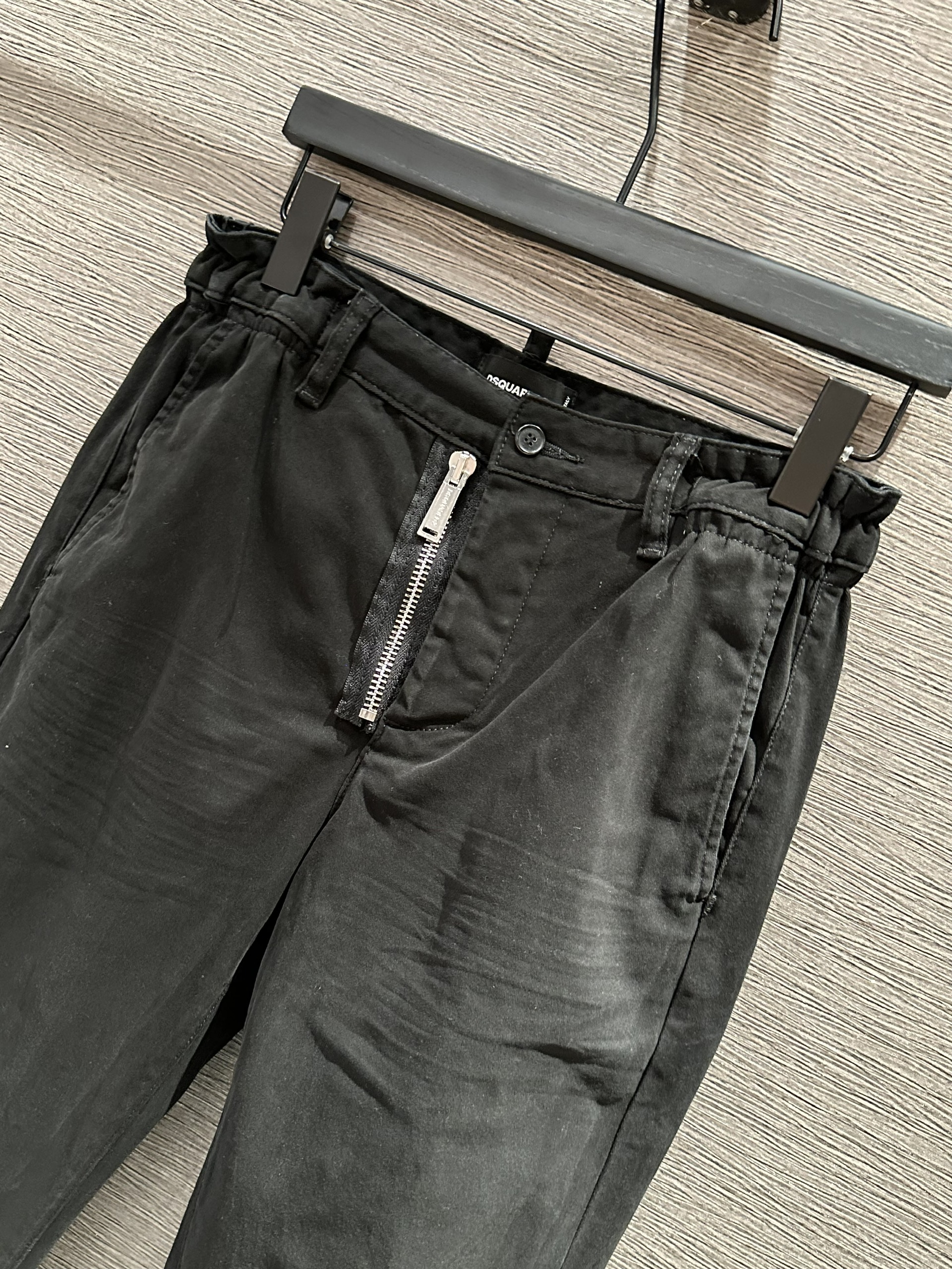 Quần dài kaki Dsquared DSQ2 trơn 4 khuy phối khóa zip lệch Like Auth 1-1 on web VTN