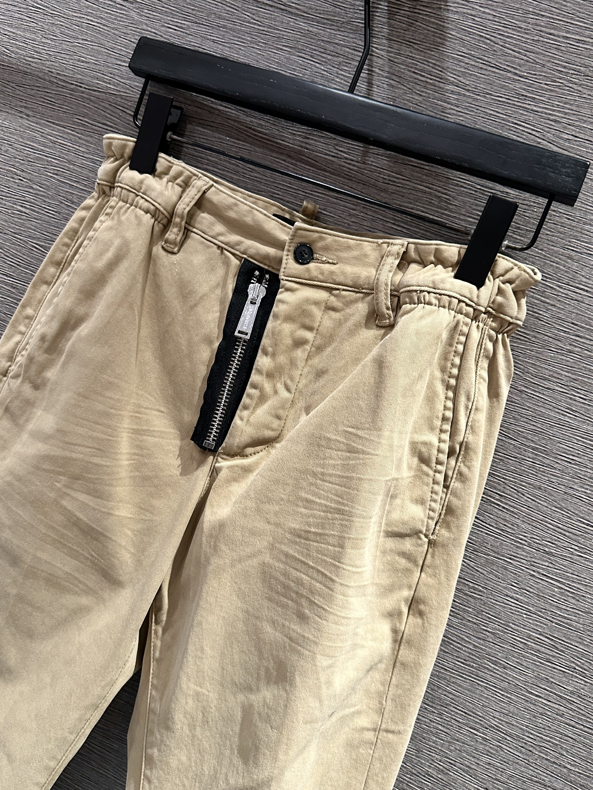 Quần dài kaki Dsquared DSQ2 trơn 4 khuy phối khóa zip lệch Like Auth 1-1 on web VTN