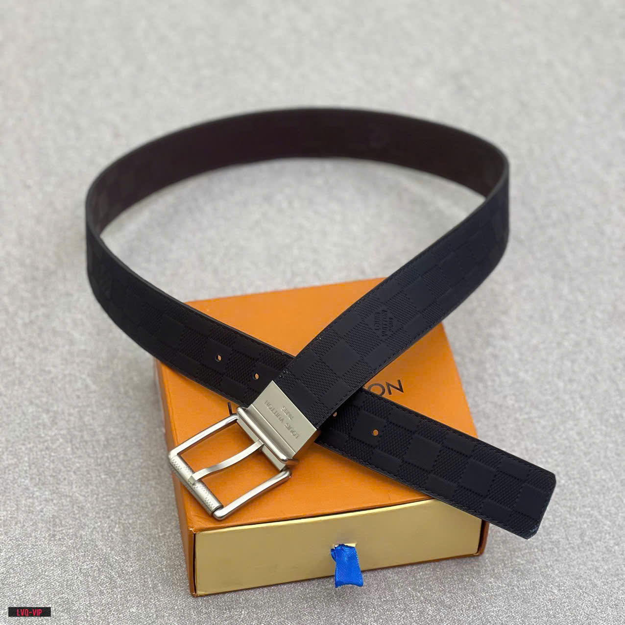 Thắt lưng, dây nịt, belt Louis Vuitton LV Đen kẻ caro dập nổi mặt móc cài vuông Bạc Like Auth 1-1 on web fullbox LVQ