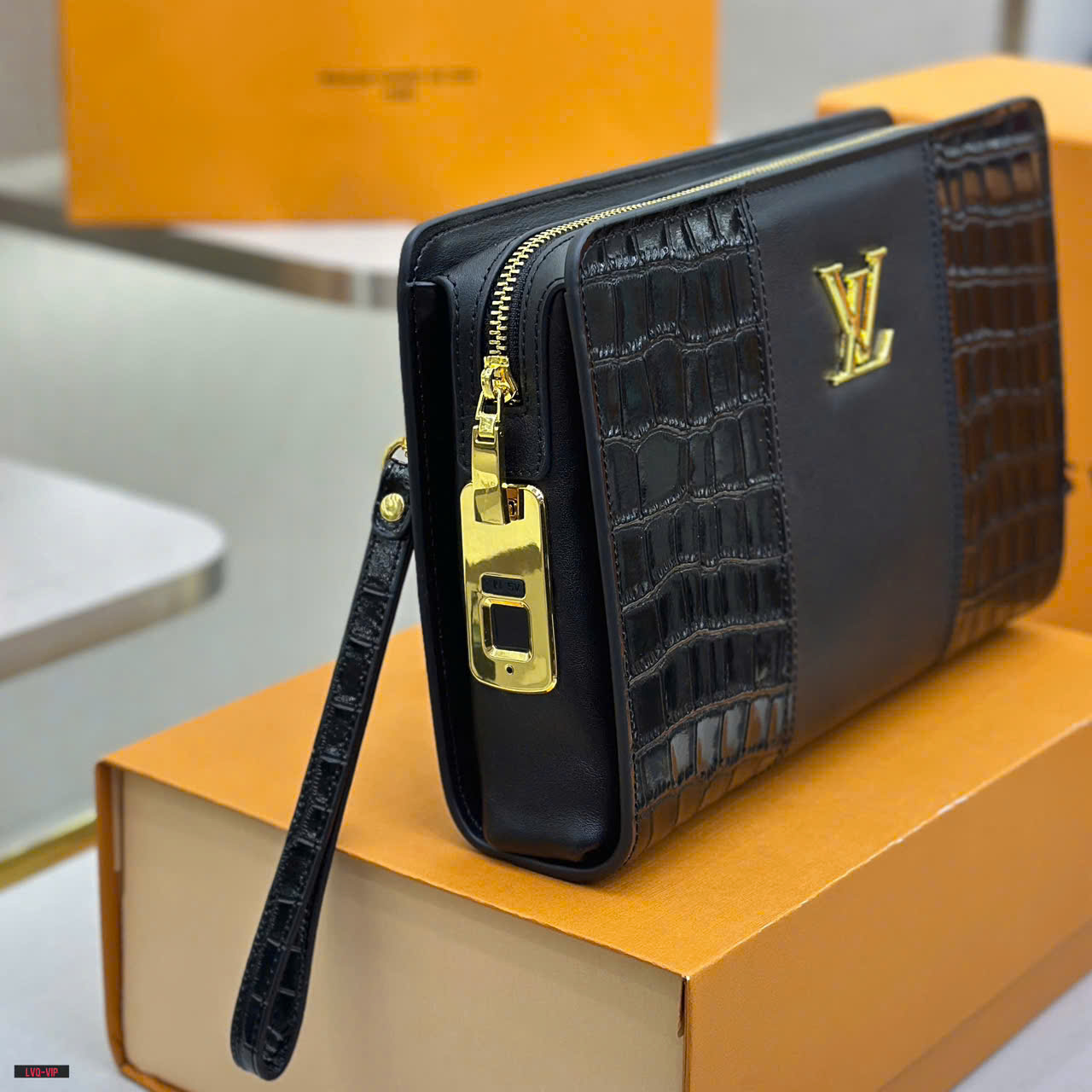 Túi Clutch cầm tay Louis Vuitton LV Đen vân cá sấu Like Auth Fullbox phụ kiện LVQ