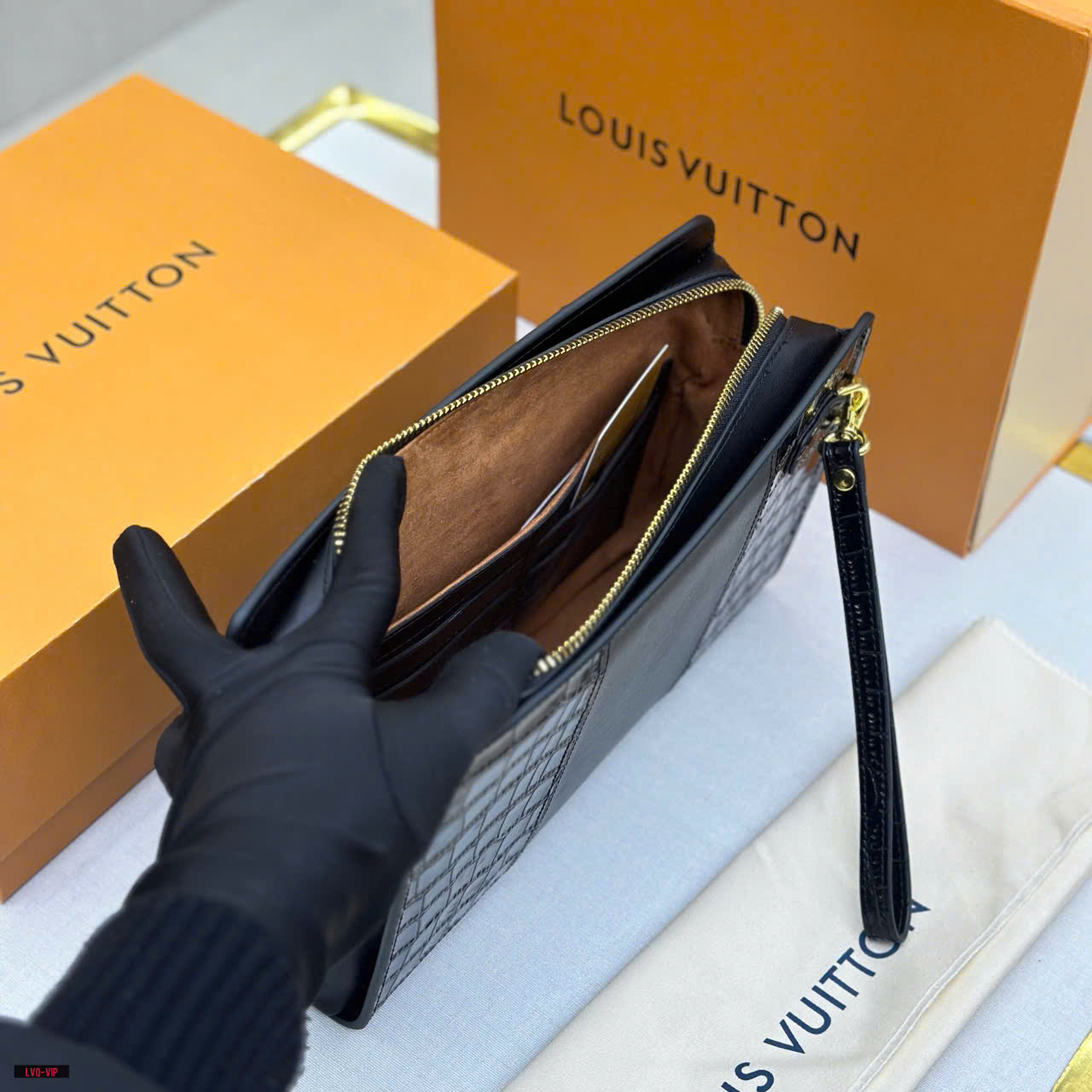 Túi Clutch cầm tay Louis Vuitton LV Đen vân cá sấu Like Auth Fullbox phụ kiện LVQ