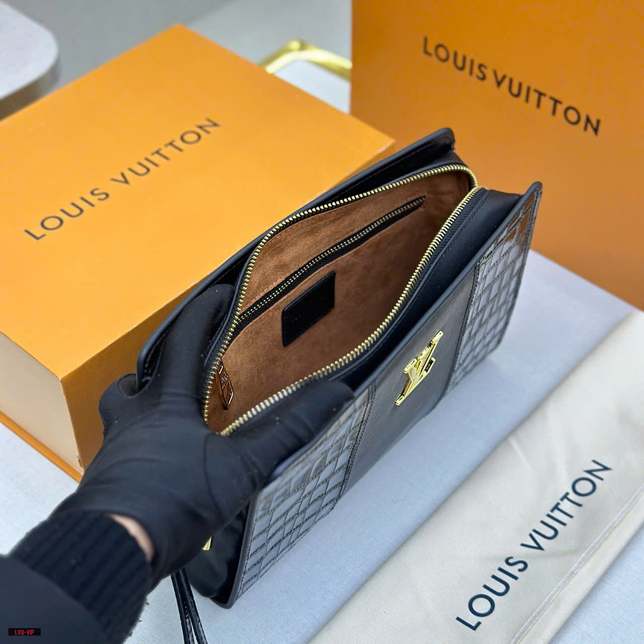 Túi Clutch cầm tay Louis Vuitton LV Đen vân cá sấu Like Auth Fullbox phụ kiện LVQ