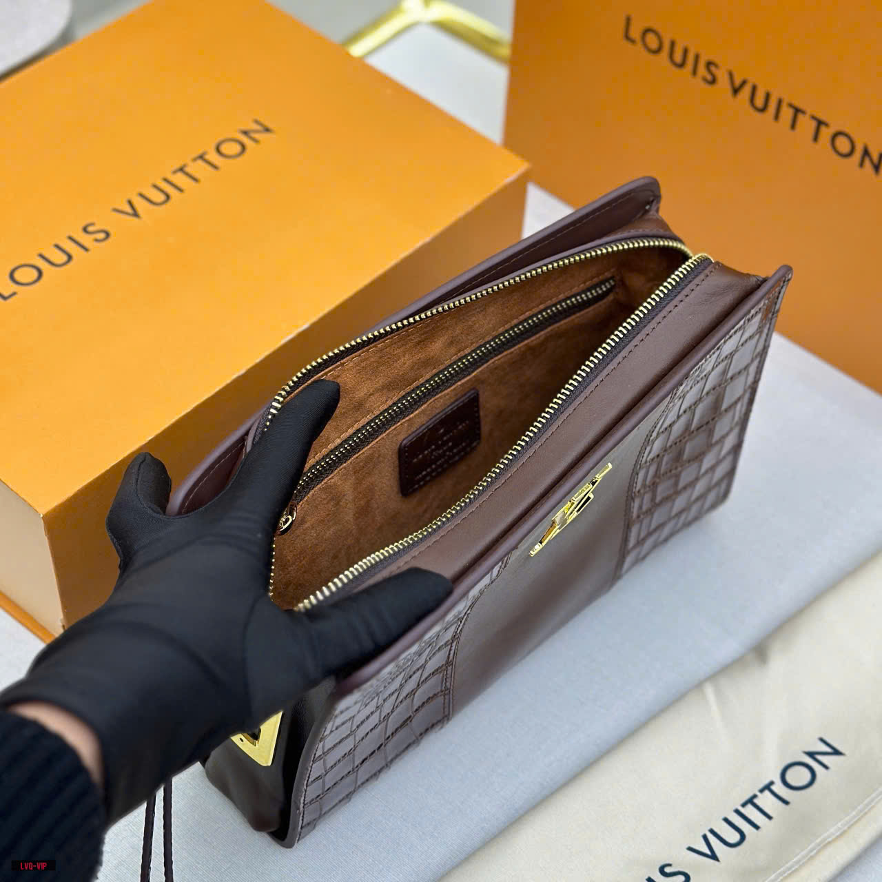 Túi Clutch cầm tay Louis Vuitton LV Nâu vân cá sấu Like Auth Fullbox phụ kiện LVQ