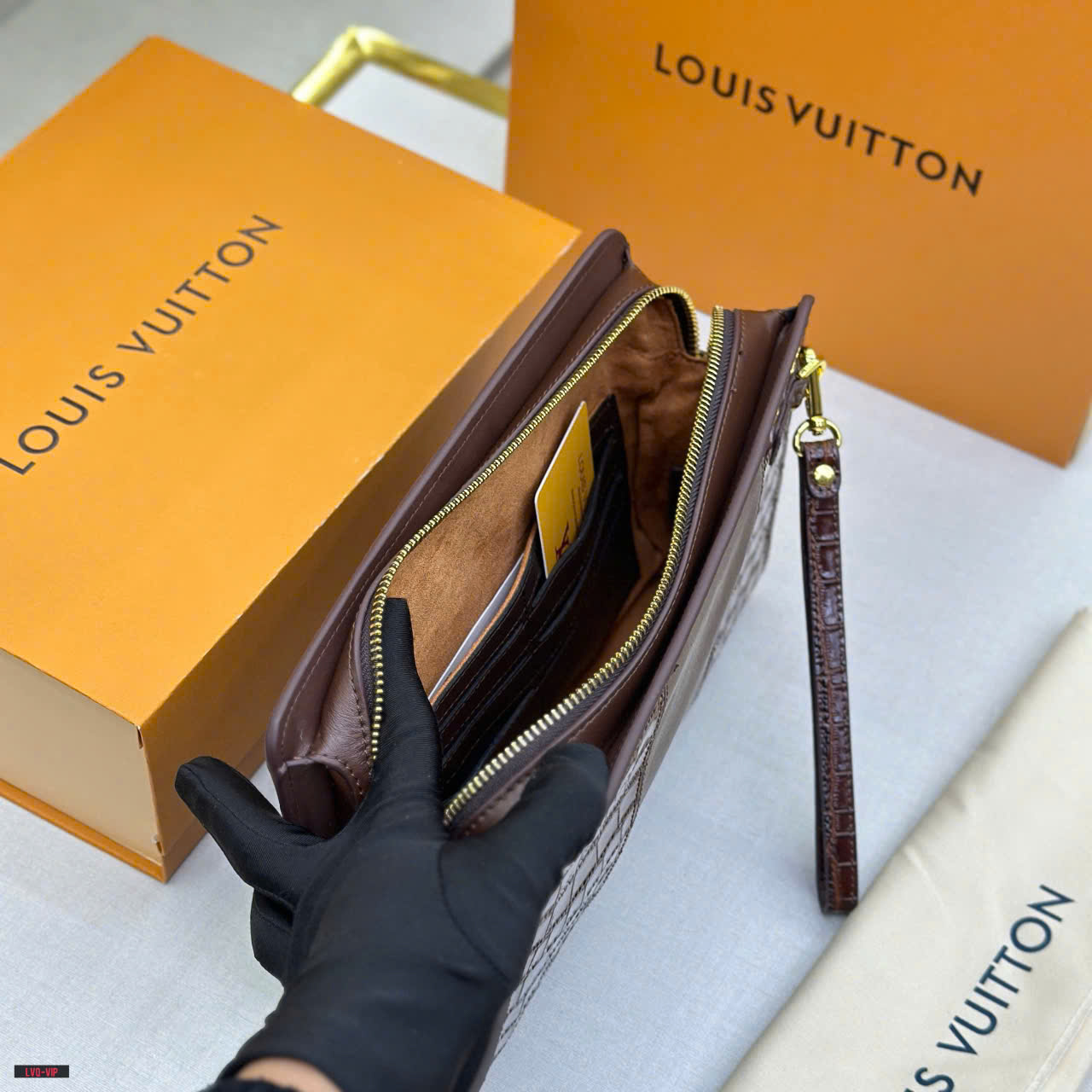 Túi Clutch cầm tay Louis Vuitton LV Nâu vân cá sấu Like Auth Fullbox phụ kiện LVQ