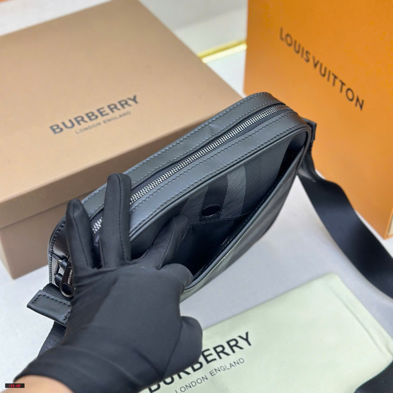 Túi đeo chéo Burberry BBR Đen kẻ sọc size 24x18x6cm Like Auth on web fullbox bill thẻ LVQ