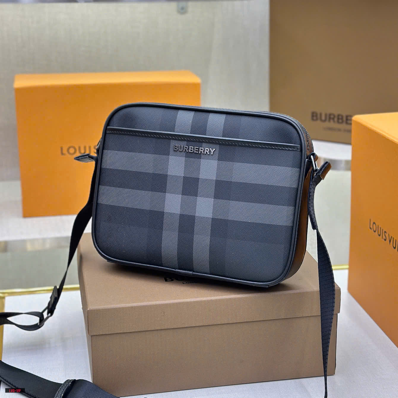 Túi đeo chéo Burberry BBR Đen kẻ sọc size 24x18x6cm Like Auth on web fullbox bill thẻ LVQ