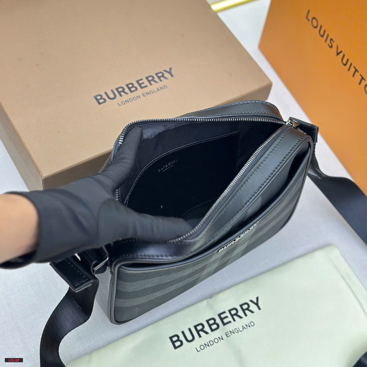 Túi đeo chéo Burberry BBR Đen kẻ sọc size 24x18x6cm Like Auth on web fullbox bill thẻ LVQ