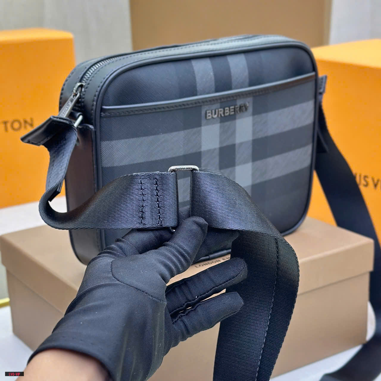 Túi đeo chéo Burberry BBR Đen kẻ sọc size 24x18x6cm Like Auth on web fullbox bill thẻ LVQ