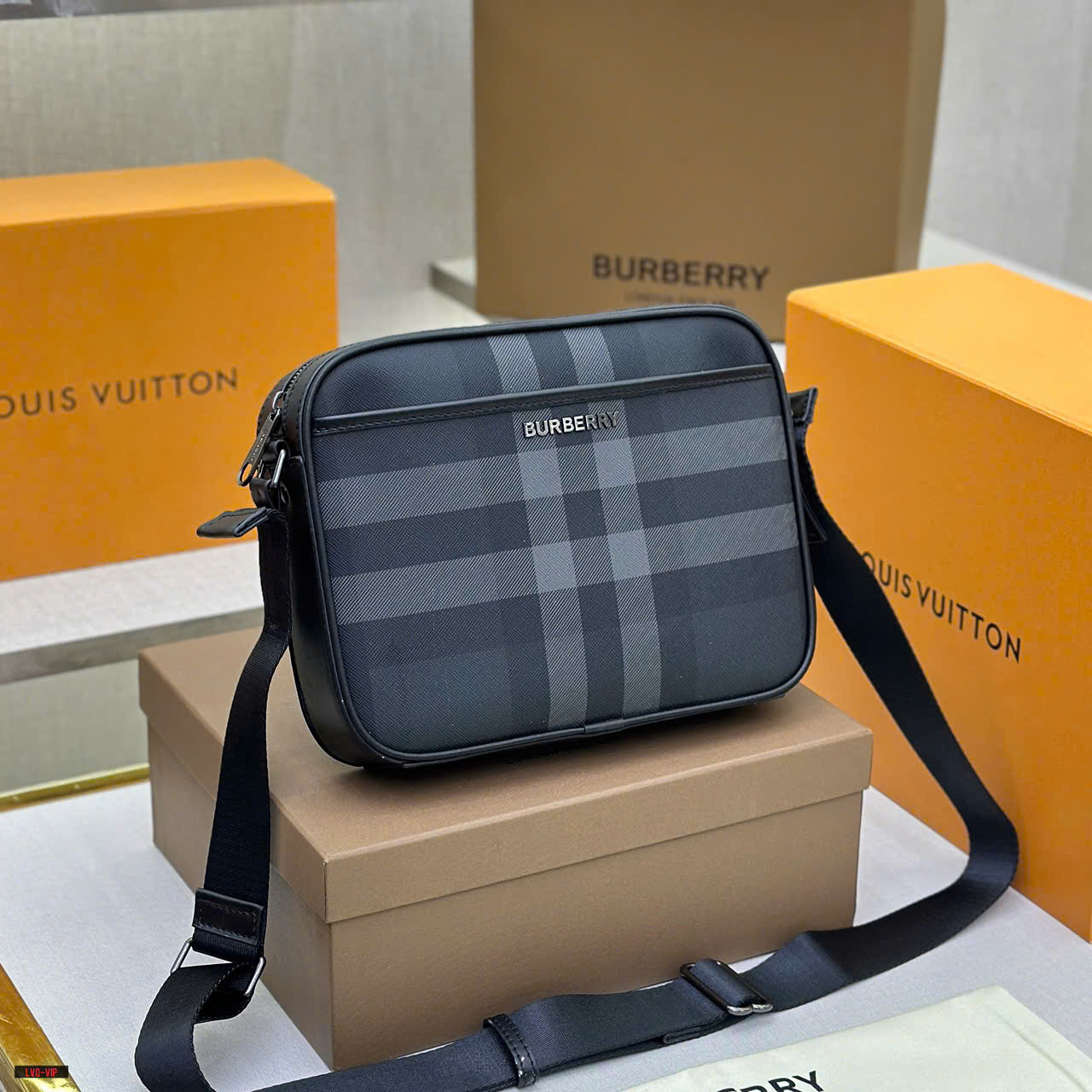 Túi đeo chéo Burberry BBR Đen kẻ sọc size 24x18x6cm Like Auth on web fullbox bill thẻ LVQ