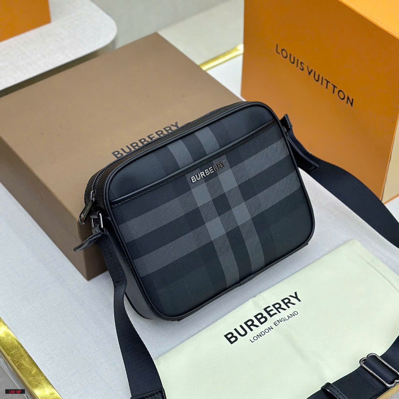 Túi đeo chéo Burberry BBR Đen kẻ sọc size 24x18x6cm Like Auth on web fullbox bill thẻ LVQ