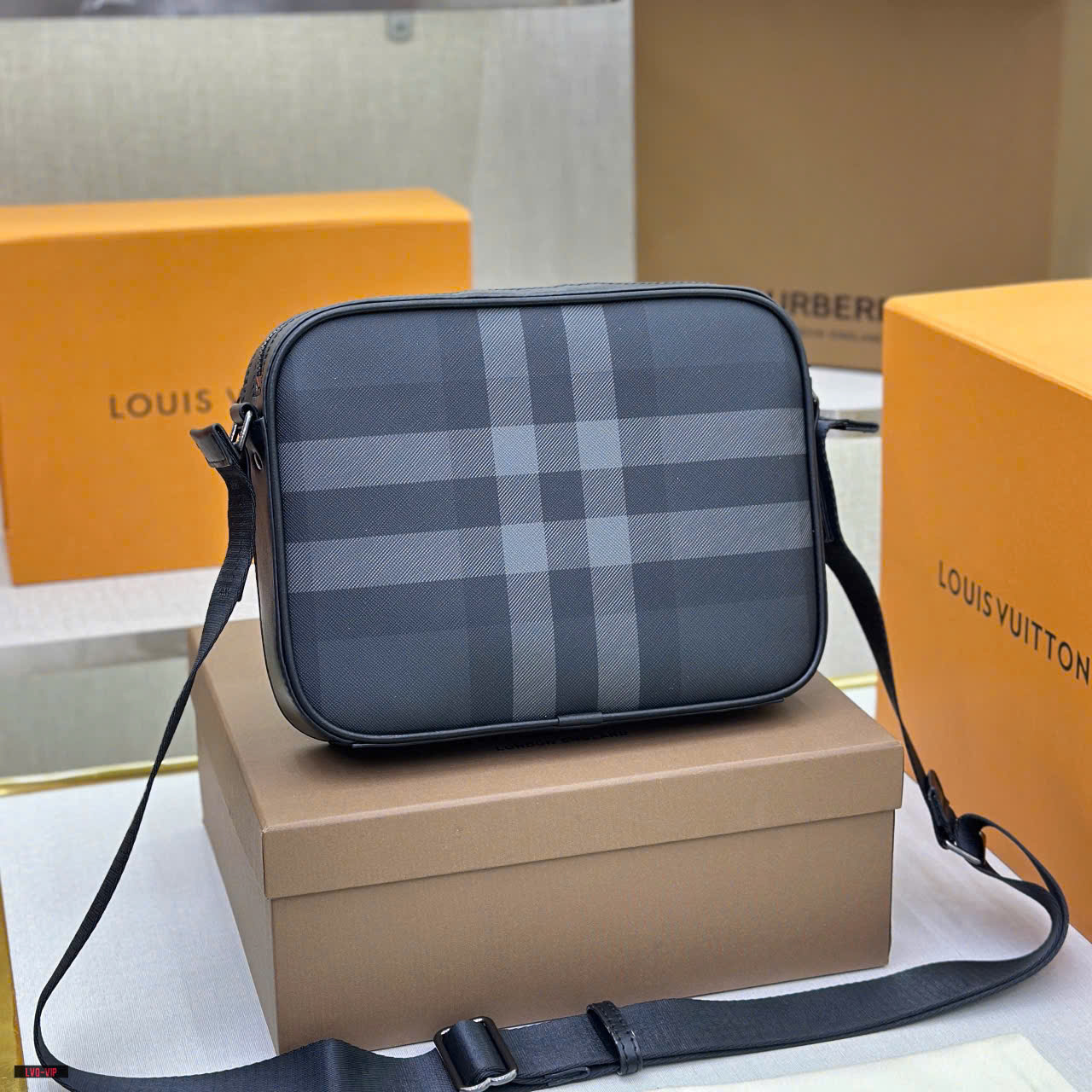 Túi đeo chéo Burberry BBR Đen kẻ sọc size 24x18x6cm Like Auth on web fullbox bill thẻ LVQ