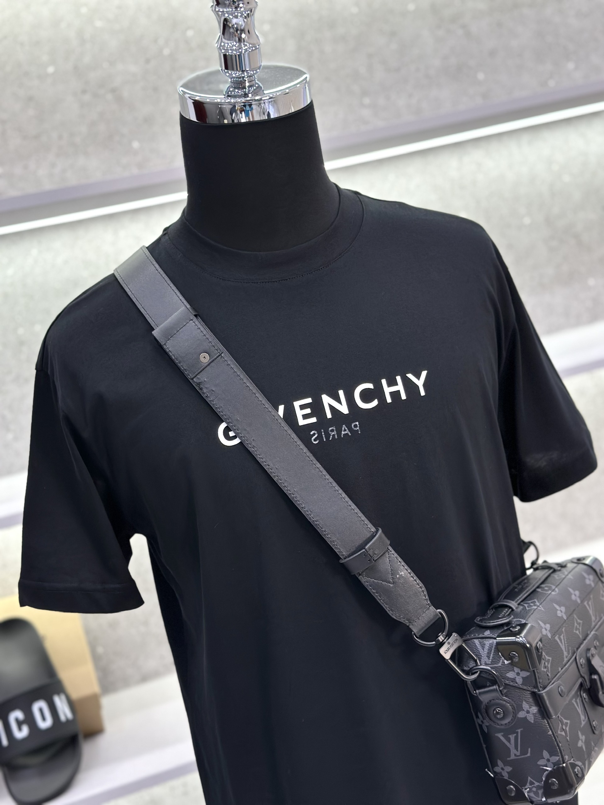 Áo phông T-shirt Givenchy GVC Đen logo chữ Trắng Like Auth on web VTN