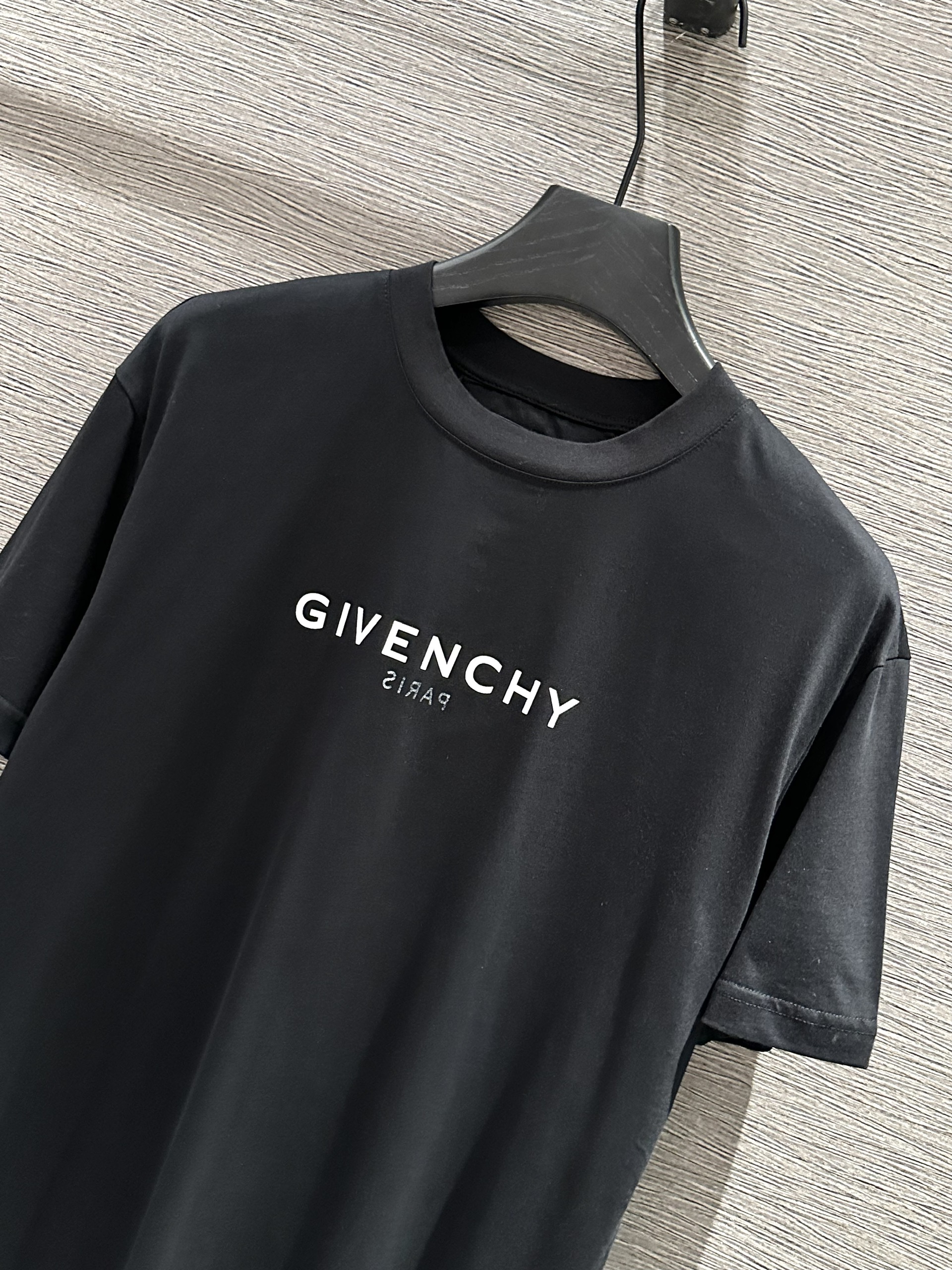 Áo phông T-shirt Givenchy GVC Đen logo chữ Trắng Like Auth on web VTN