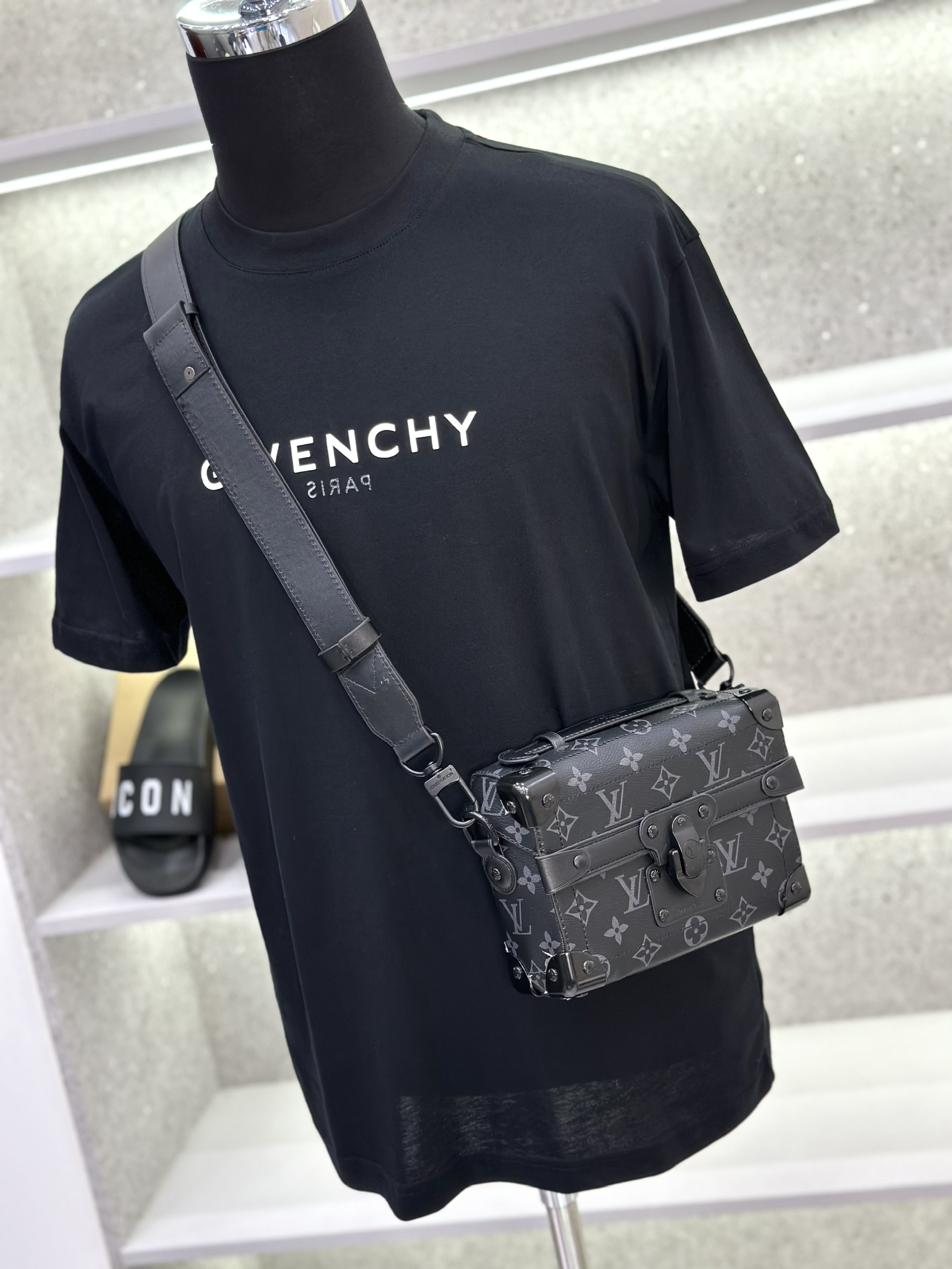 Áo phông T-shirt Givenchy GVC Đen logo chữ Trắng Like Auth on web VTN