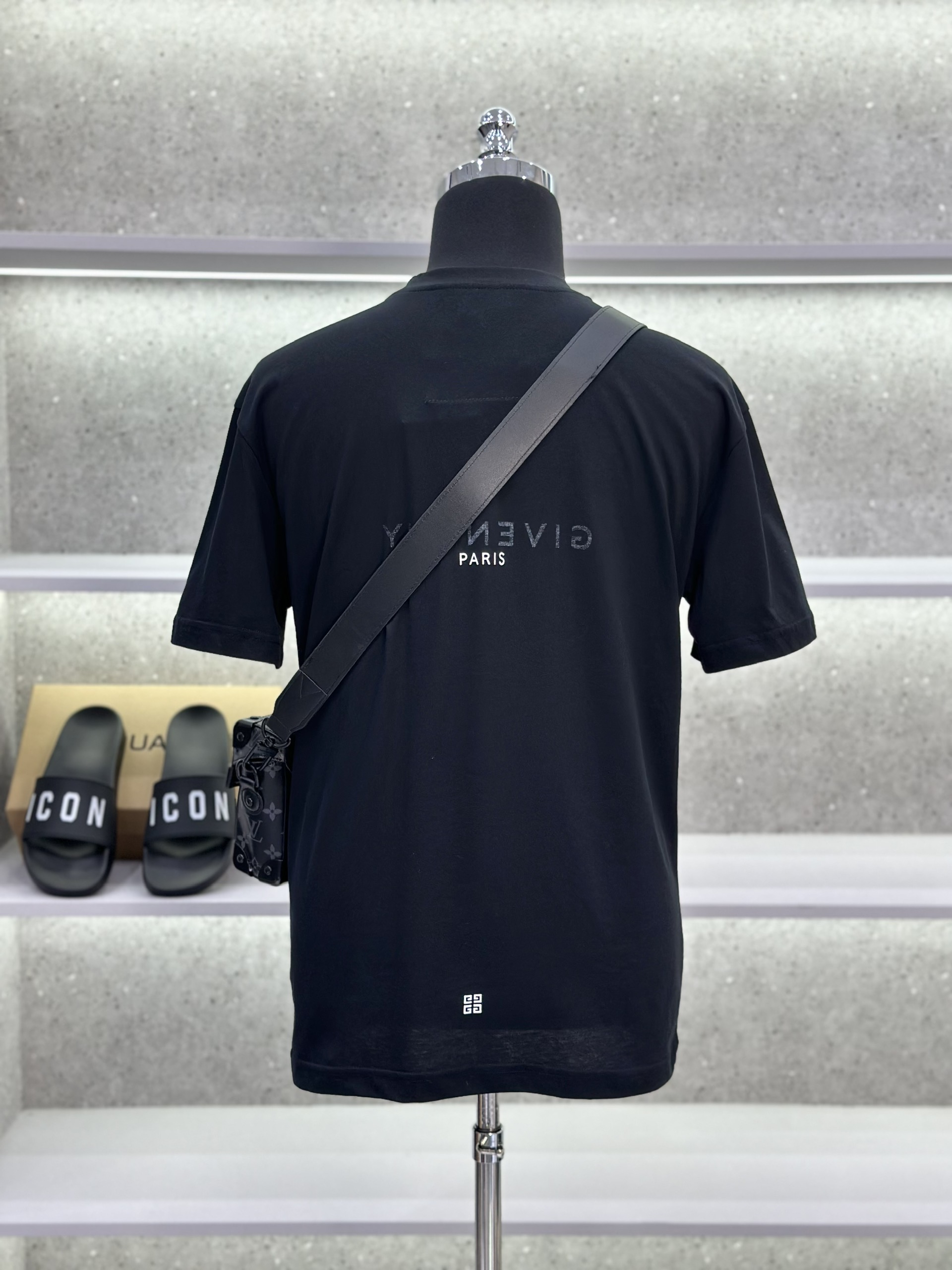 Áo phông T-shirt Givenchy GVC Đen logo chữ Trắng Like Auth on web VTN