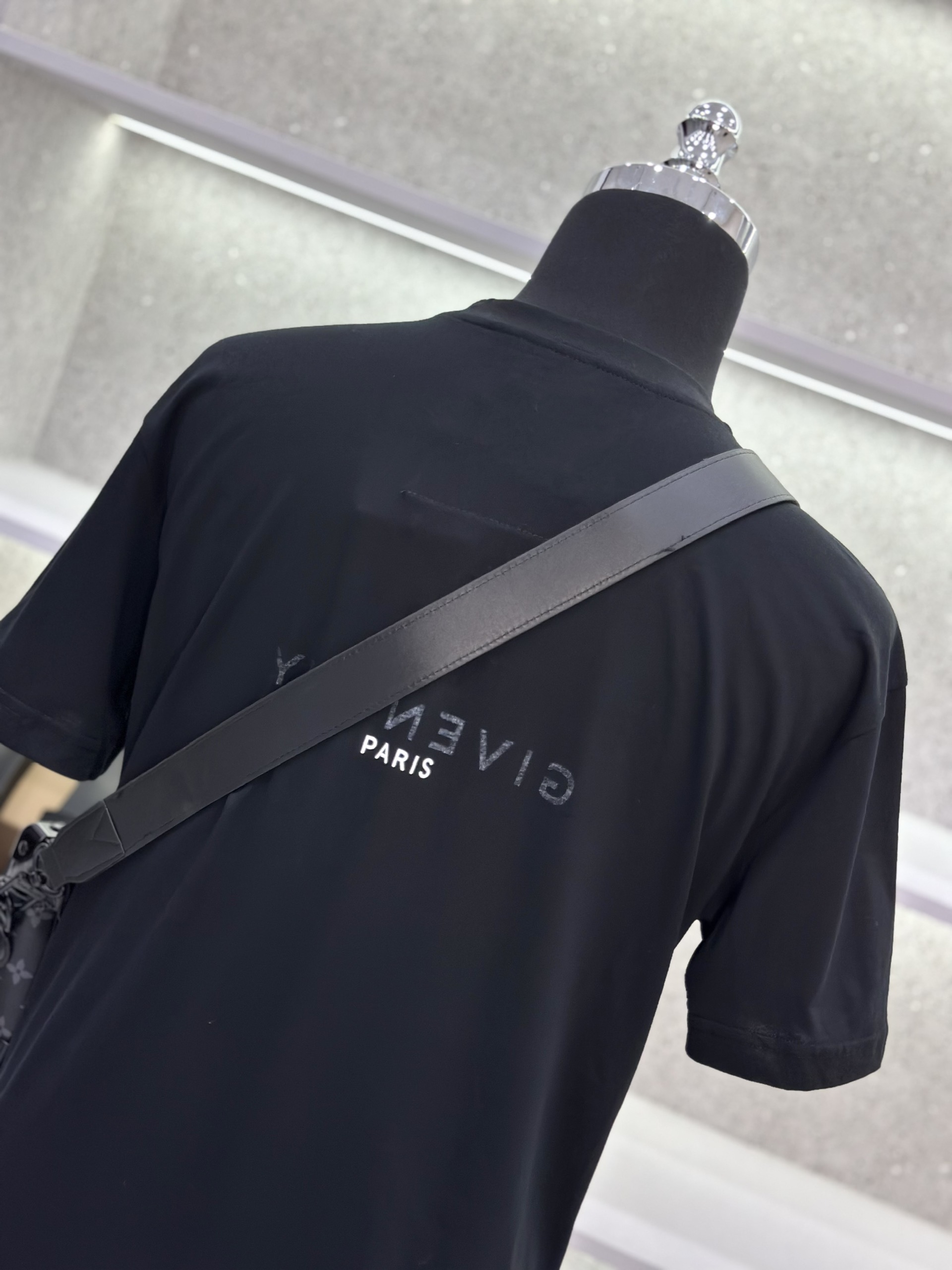 Áo phông T-shirt Givenchy GVC Đen logo chữ Trắng Like Auth on web VTN