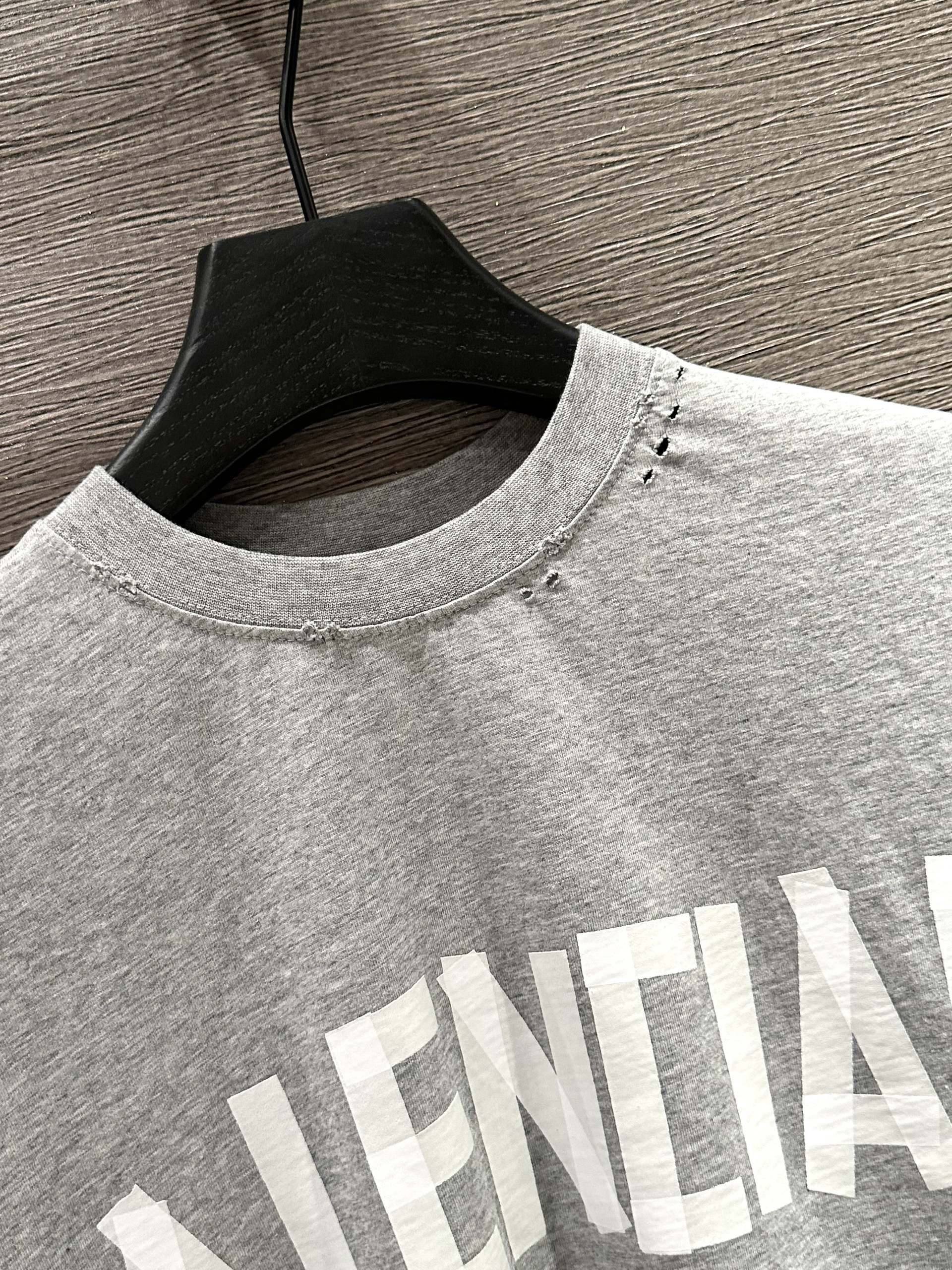 Áo phông T-shirt Balenciaga BB Xám rách lỗ logo chữ Trắng Like Auth on web VTN