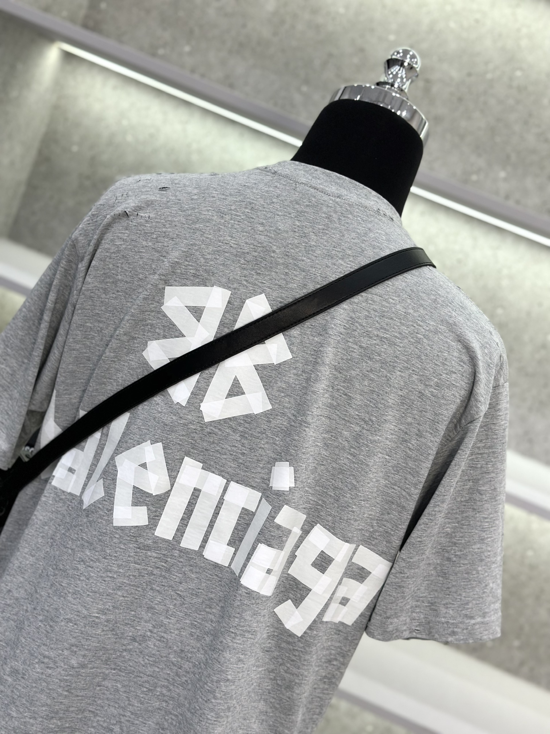 Áo phông T-shirt Balenciaga BB Xám rách lỗ logo chữ Trắng Like Auth on web VTN