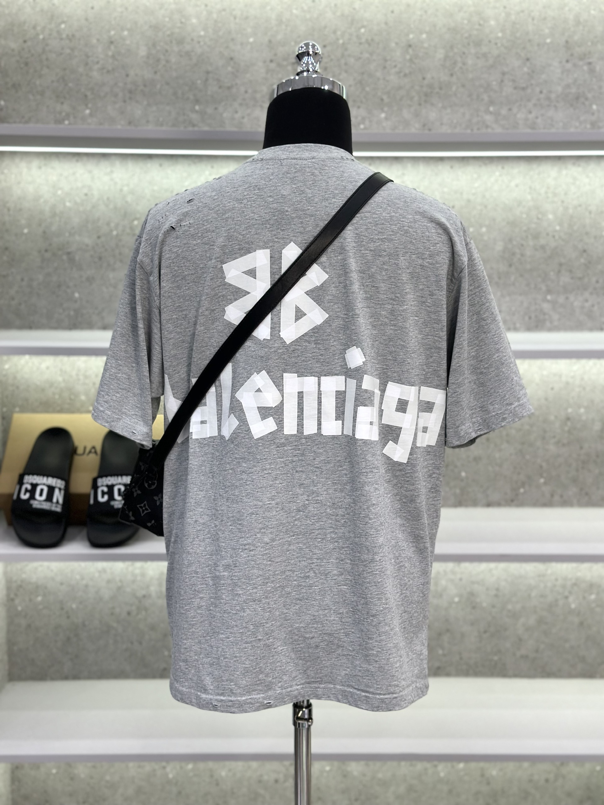 Áo phông T-shirt Balenciaga BB Xám rách lỗ logo chữ Trắng Like Auth on web VTN