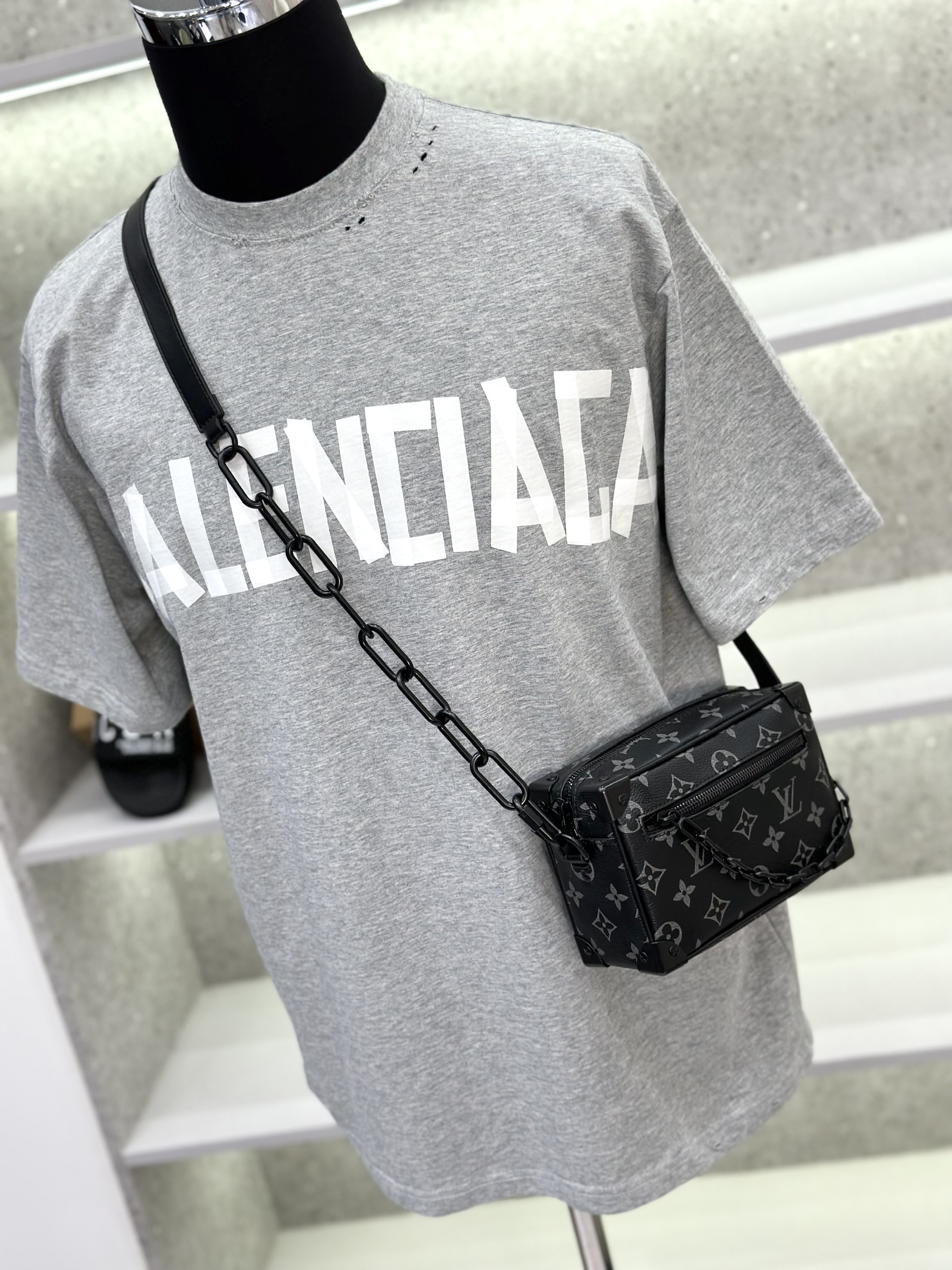 Áo phông T-shirt Balenciaga BB Xám rách lỗ logo chữ Trắng Like Auth on web VTN