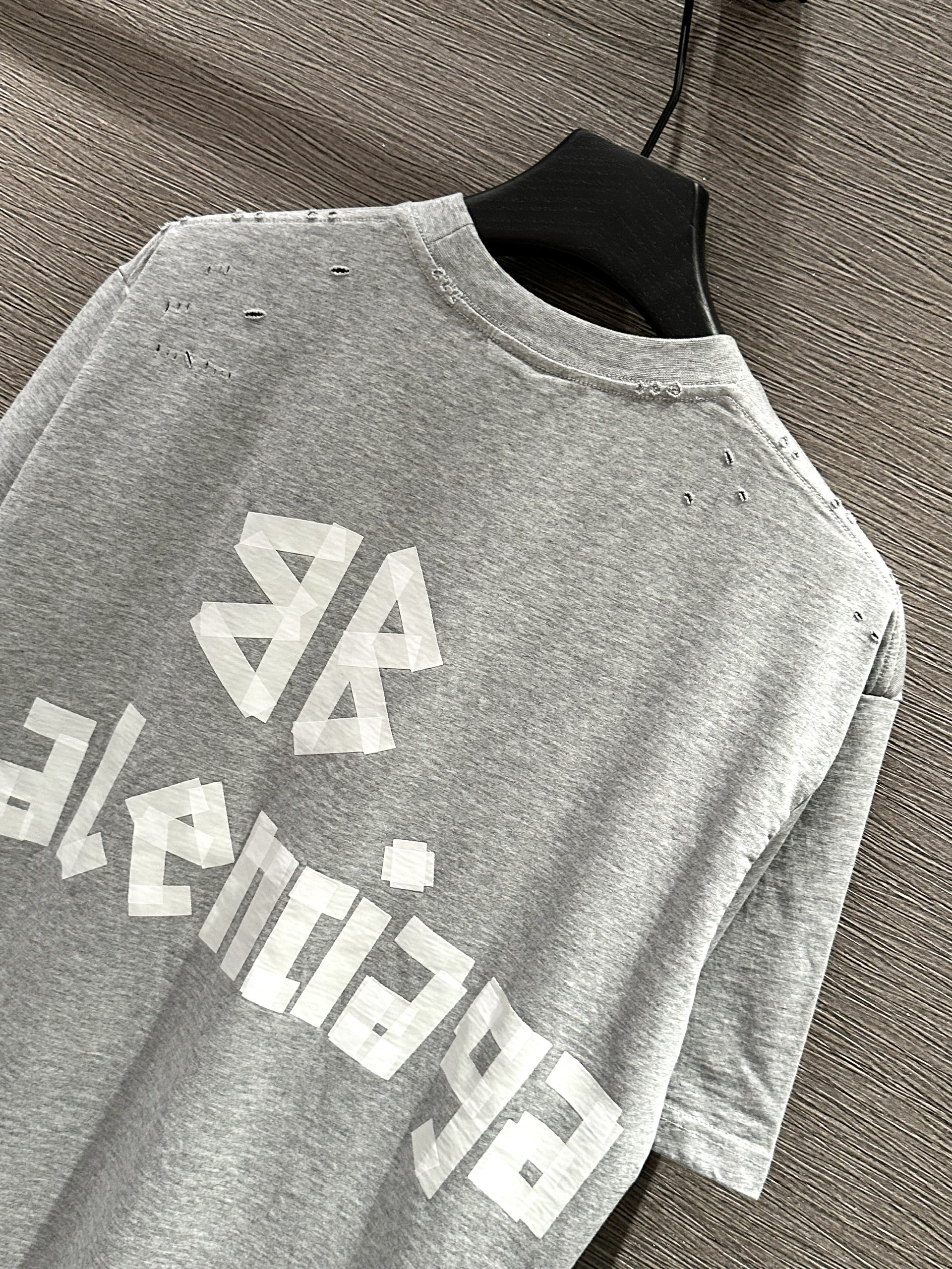 Áo phông T-shirt Balenciaga BB Xám rách lỗ logo chữ Trắng Like Auth on web VTN