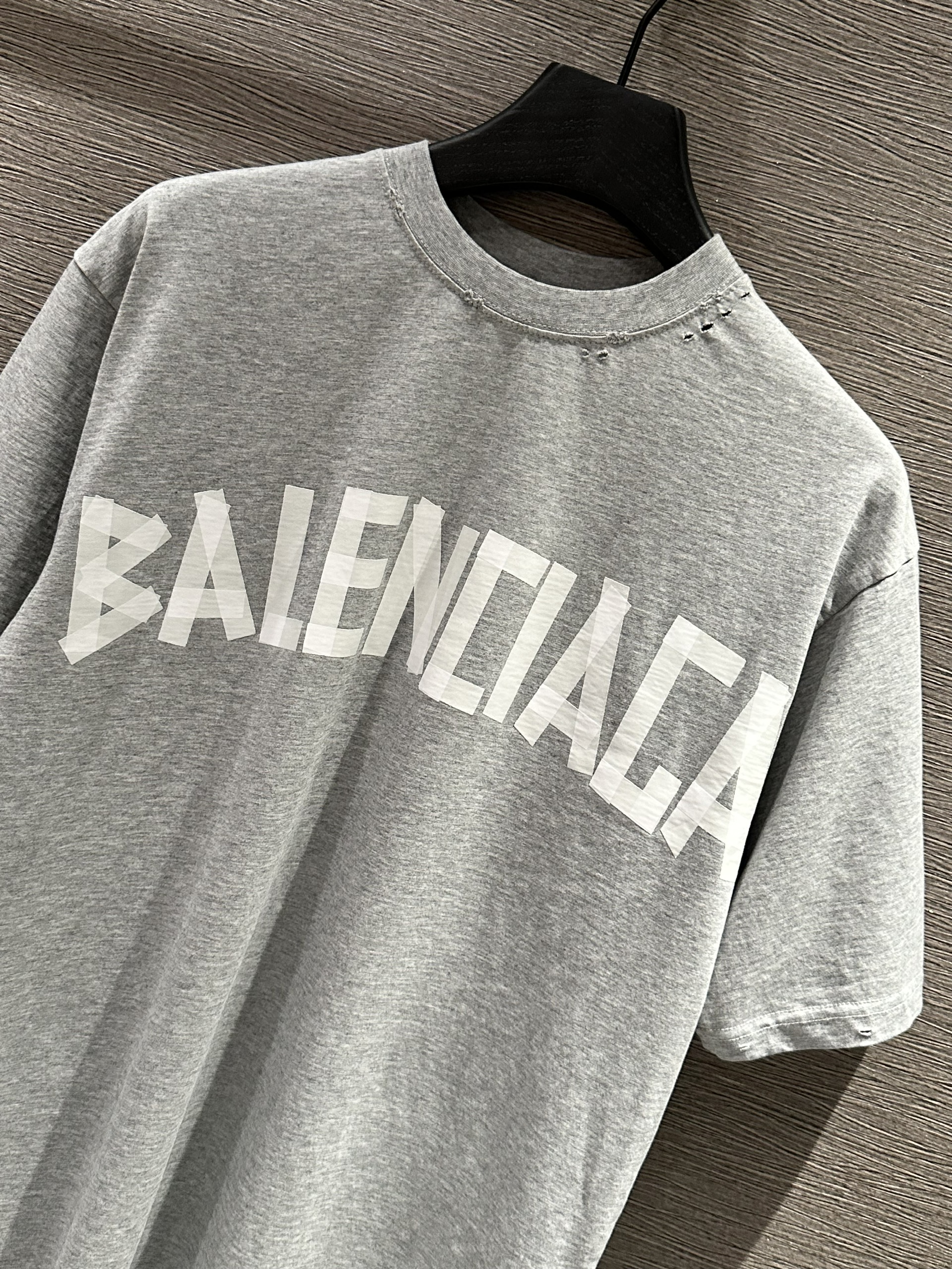 Áo phông T-shirt Balenciaga BB Xám rách lỗ logo chữ Trắng Like Auth on web VTN