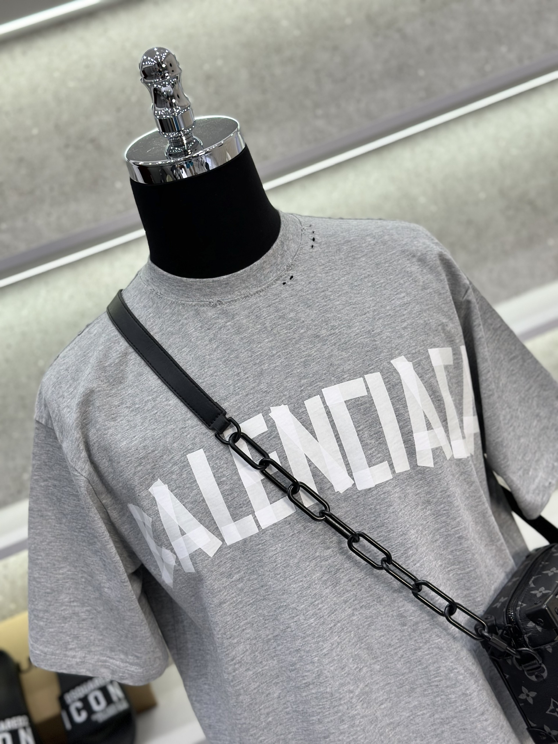 Áo phông T-shirt Balenciaga BB Xám rách lỗ logo chữ Trắng Like Auth on web VTN