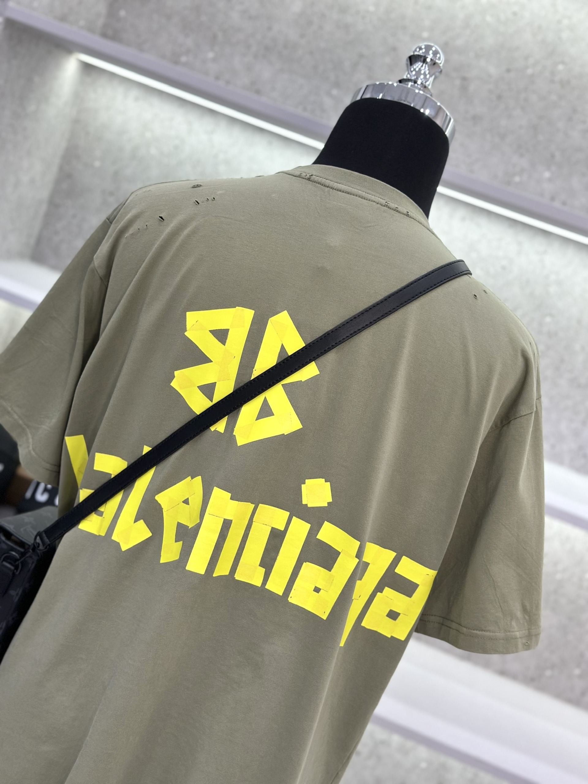 Áo phông T-shirt Balenciaga BB Xanh rách lỗ logo chữ Like Auth on web VTN
