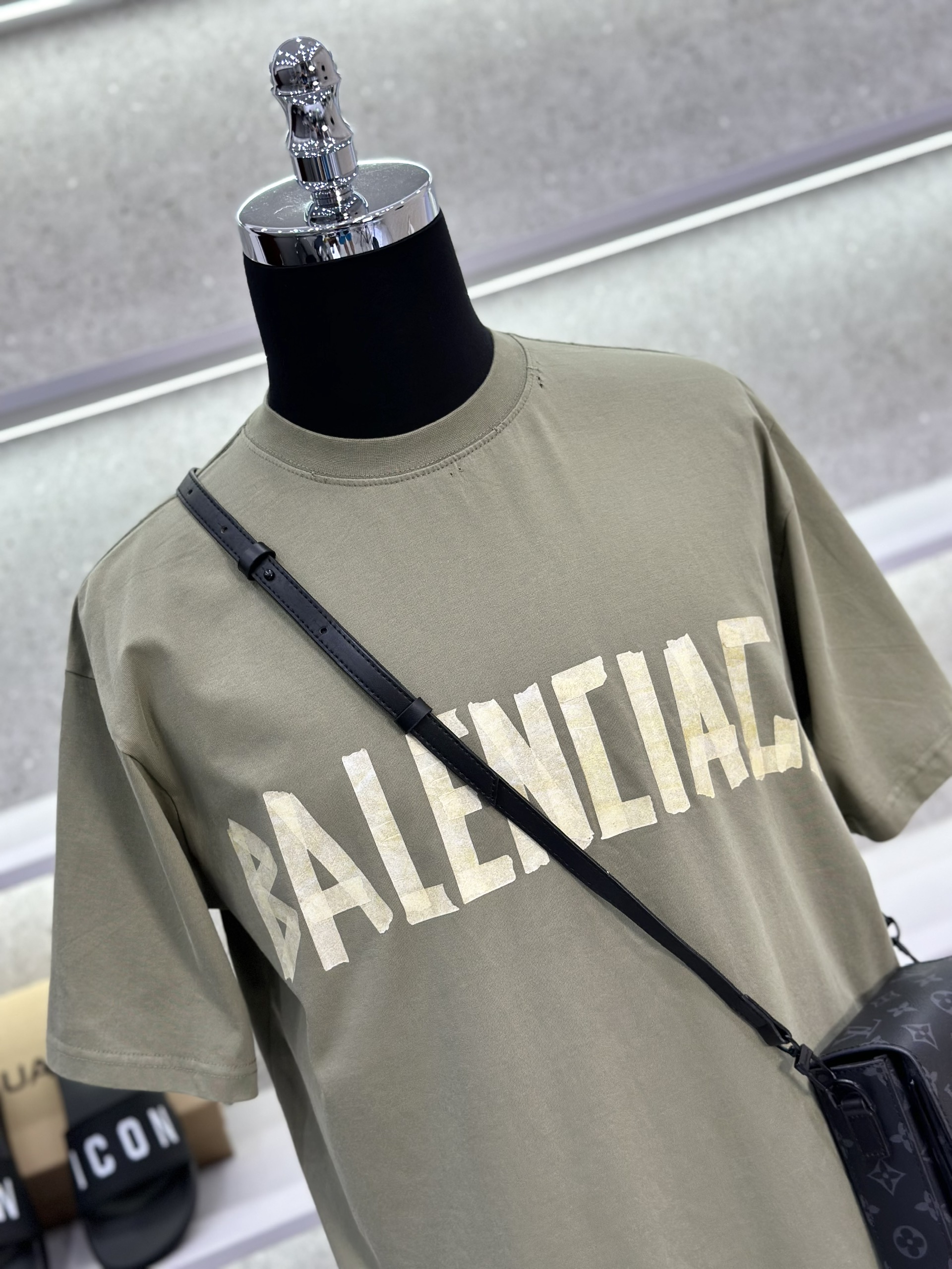 Áo phông T-shirt Balenciaga BB Xanh rách lỗ logo chữ Like Auth on web VTN