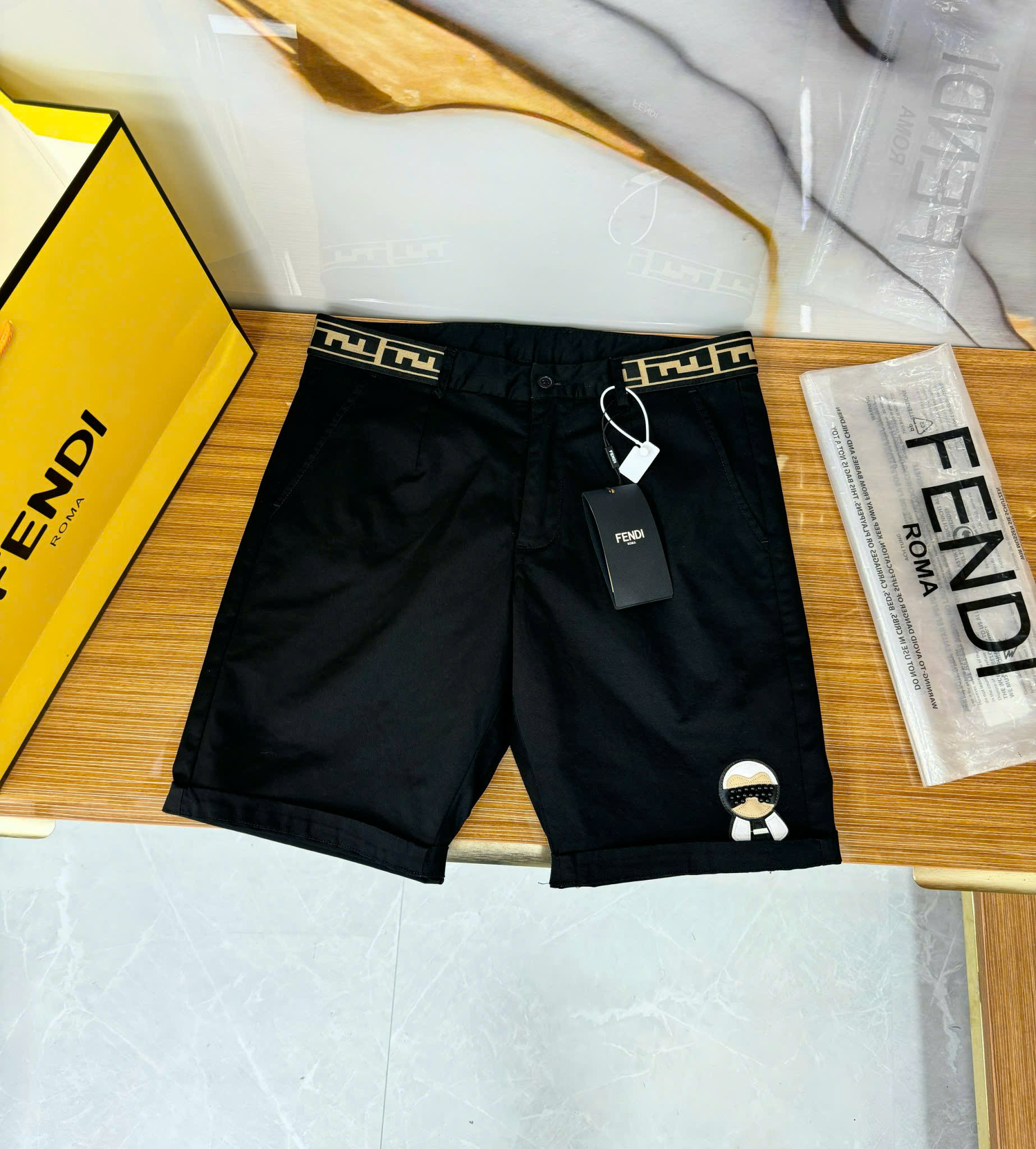 Quần short gió kaki Fendi FF Đen logo tag da thêu phối họa tiết cạp Like Auth 1-1 on web CD