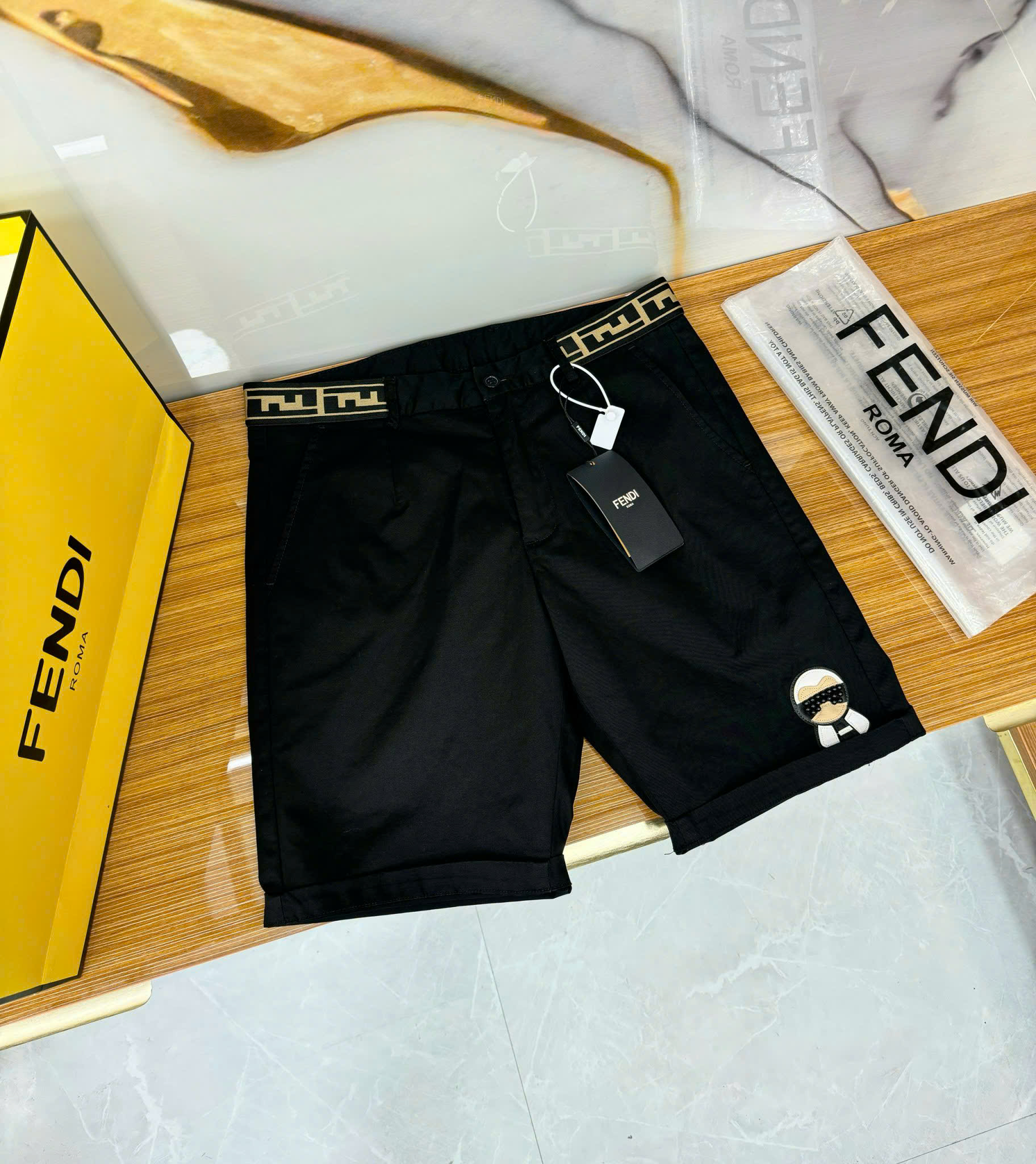 Quần short gió kaki Fendi FF Đen logo tag da thêu phối họa tiết cạp Like Auth 1-1 on web CD