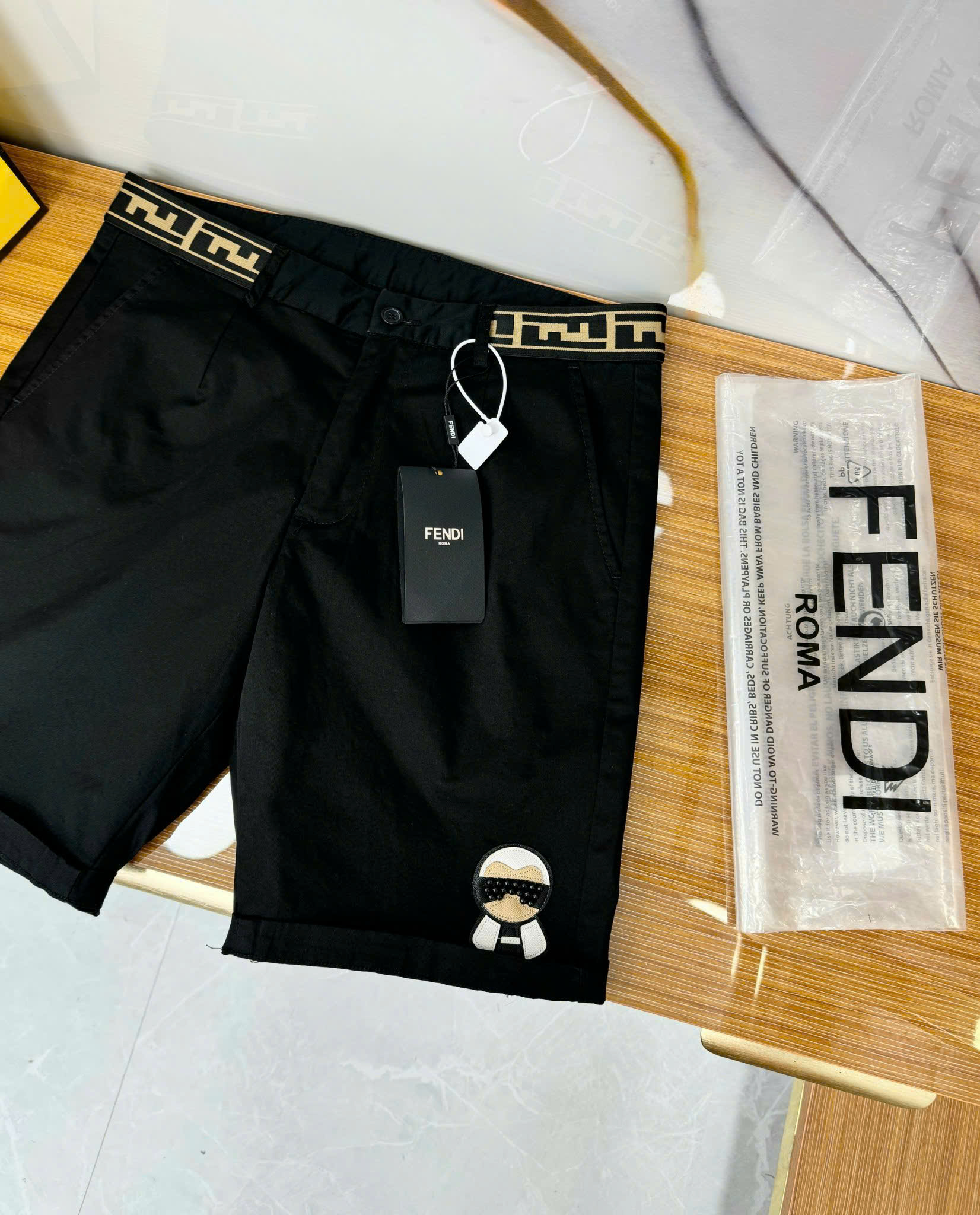 Quần short gió kaki Fendi FF Đen logo tag da thêu phối họa tiết cạp Like Auth 1-1 on web CD