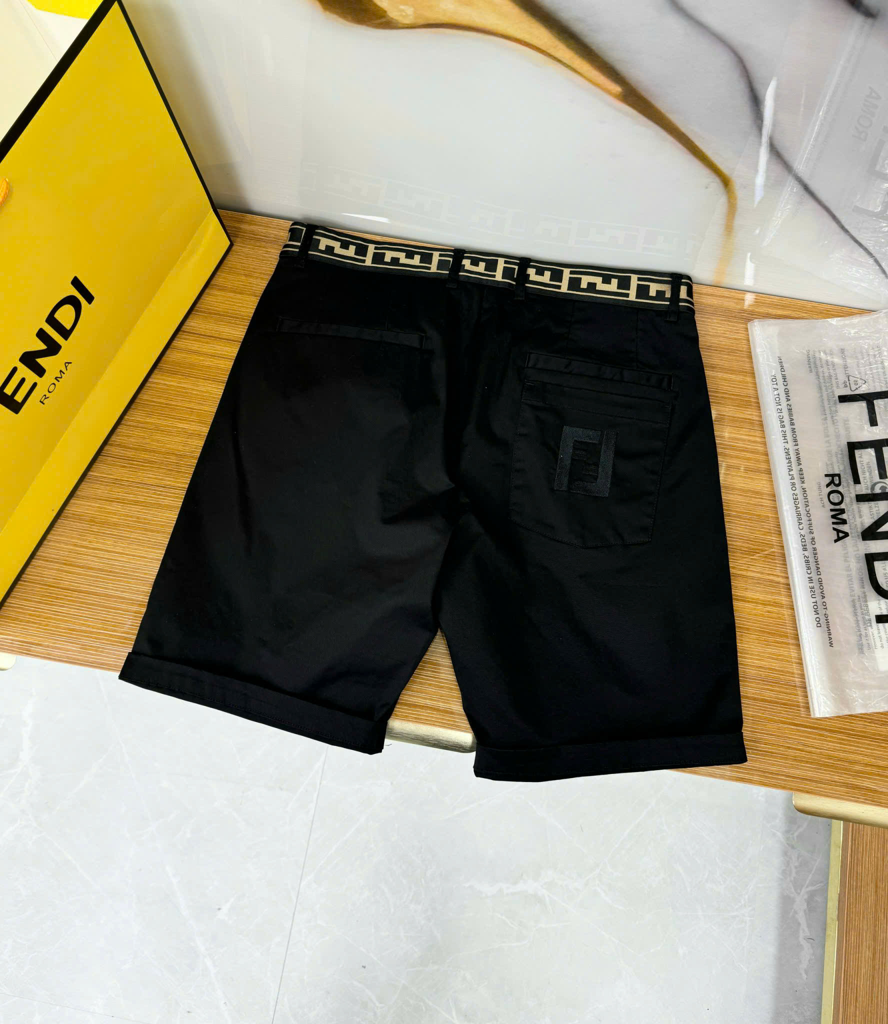 Quần short gió kaki Fendi FF Đen logo tag da thêu phối họa tiết cạp Like Auth 1-1 on web CD