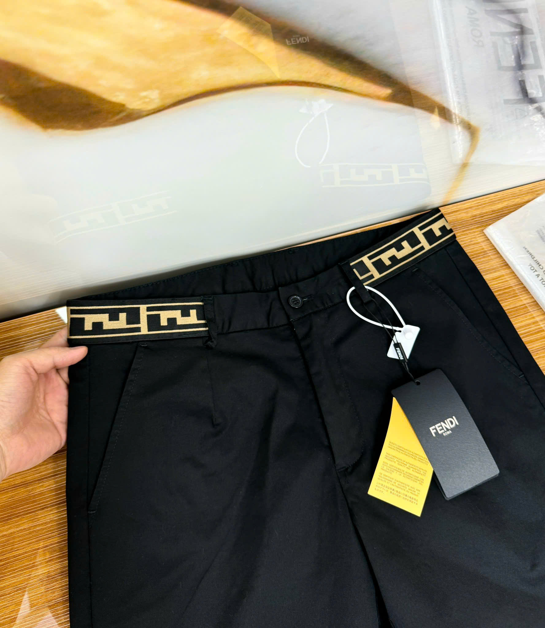 Quần short gió kaki Fendi FF Đen logo tag da thêu phối họa tiết cạp Like Auth 1-1 on web CD