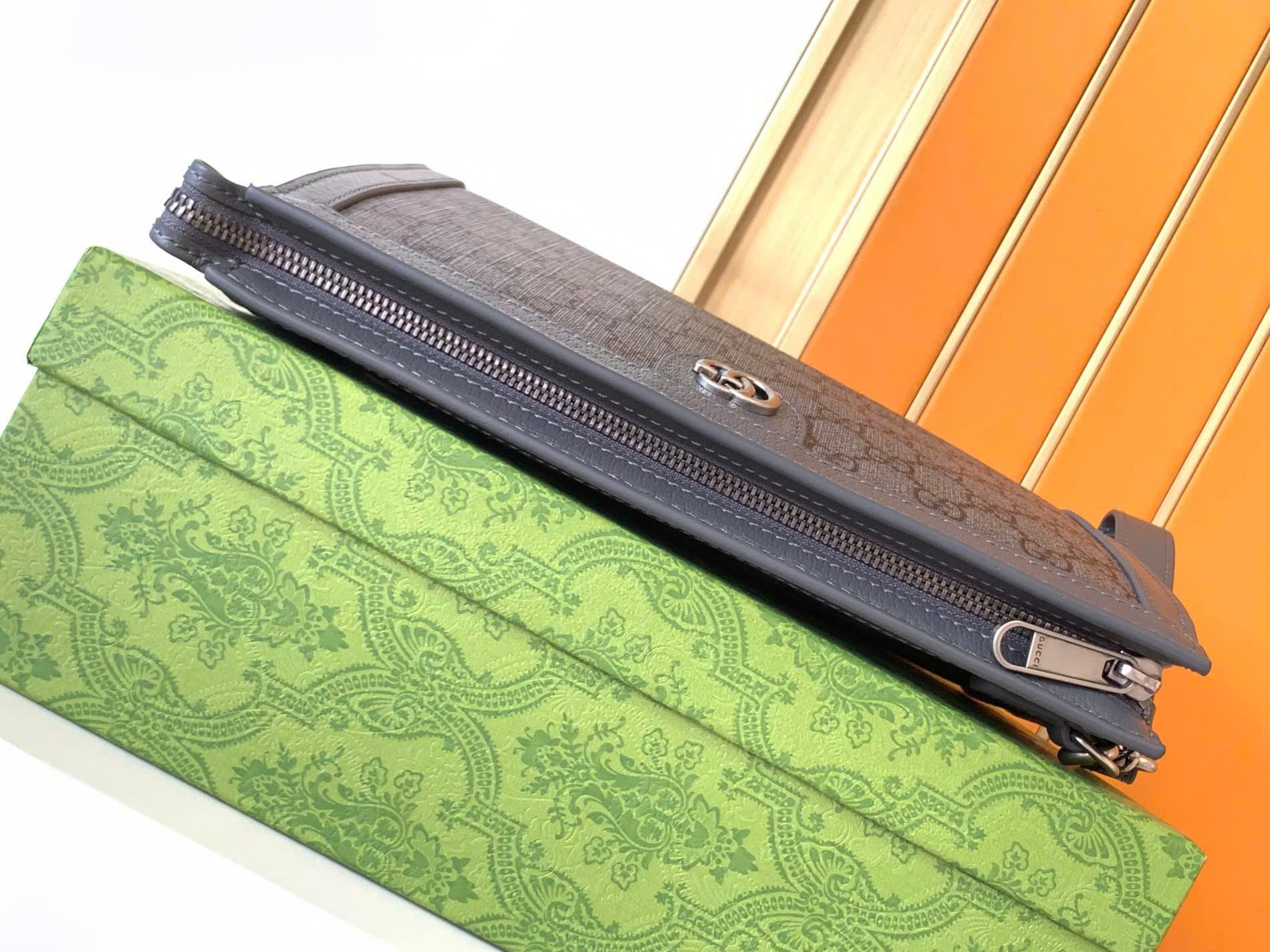 Túi Clutch cầm tay Gucci GC Xám họa tiết monogram logo GG size 26x17x6cm Like Auth Fullbox phụ kiện DDT