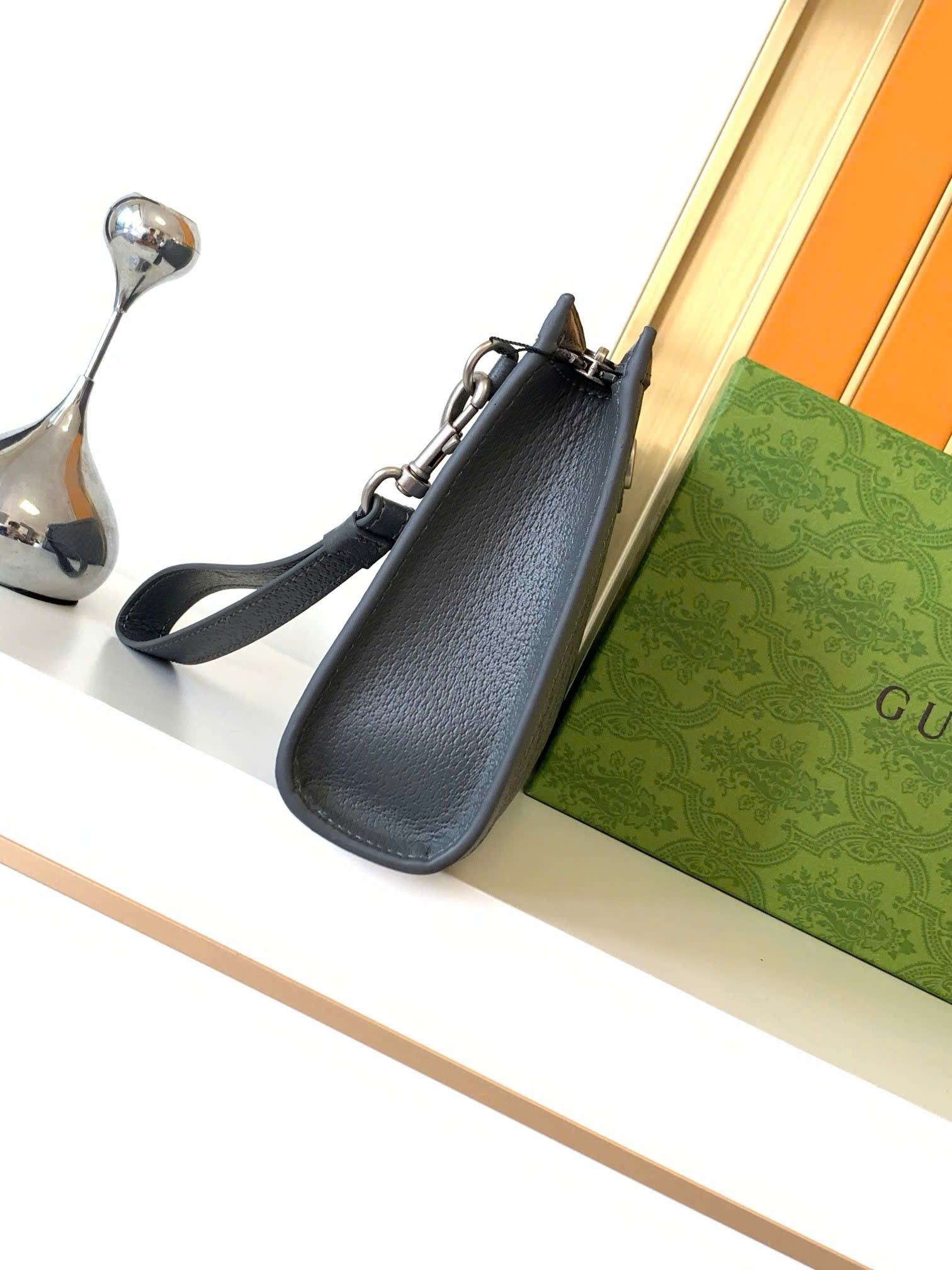 Túi Clutch cầm tay Gucci GC Xám họa tiết monogram logo GG size 26x17x6cm Like Auth Fullbox phụ kiện DDT