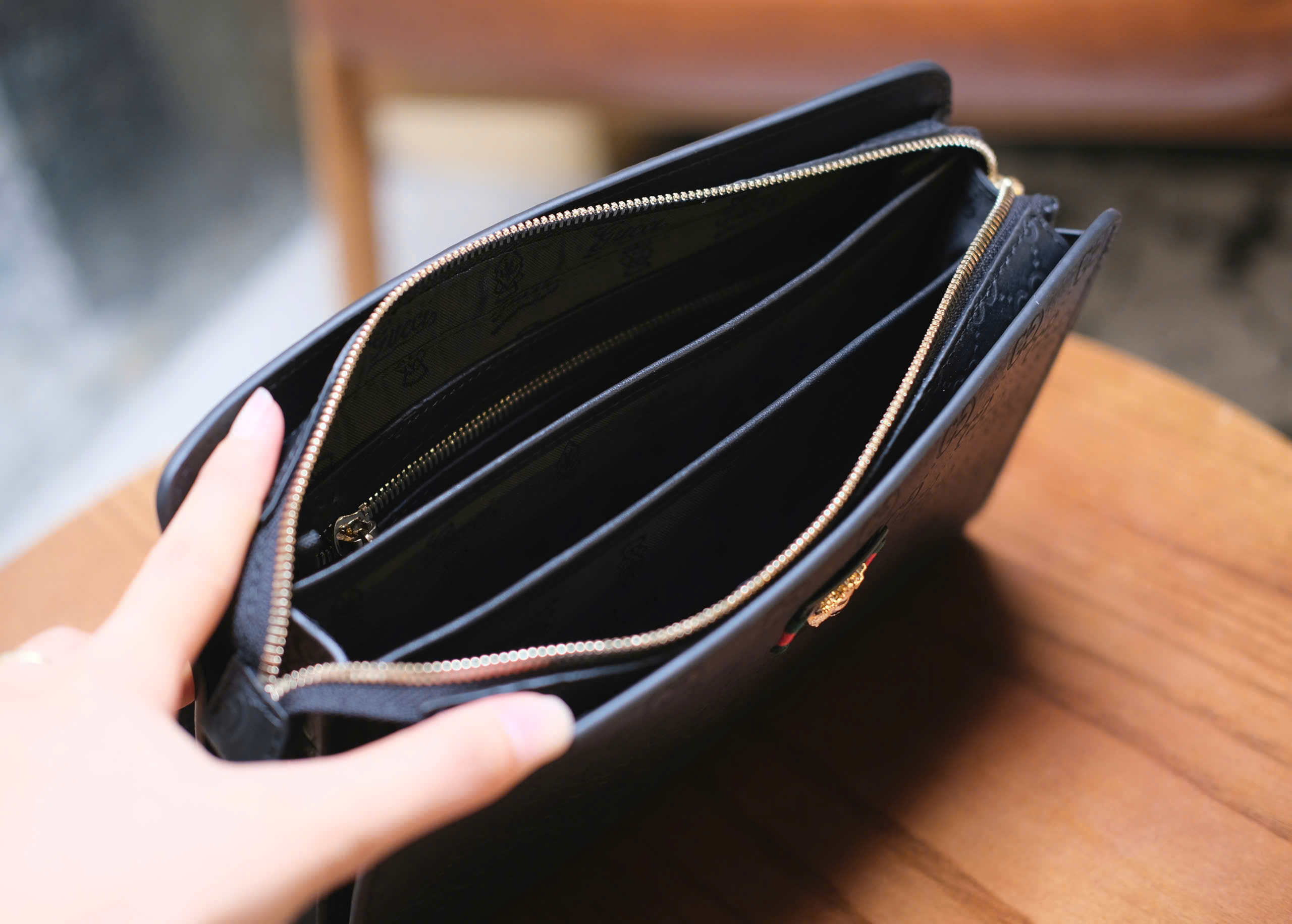 Túi Clutch cầm tay Gucci GC Đen họa tiết monogram logo Ong size 25x17x5cm Like Auth Fullbox phụ kiện DDT