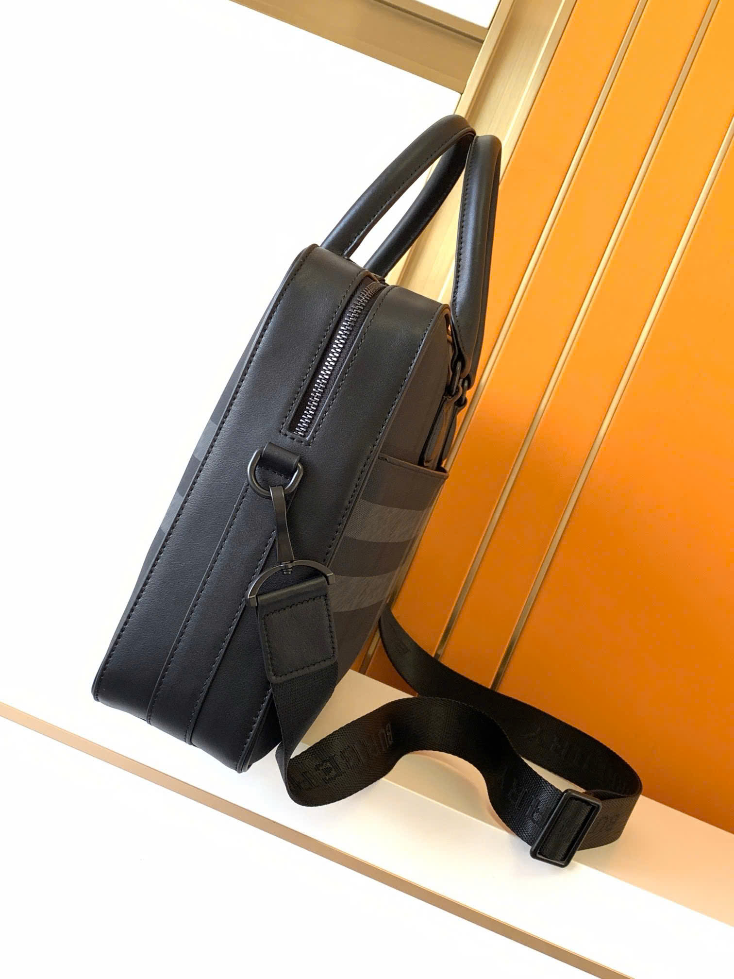 Túi đeo chéo, cầm tay Burberry BBR Đen kẻ sọc basic size 38x28x8cm Like Auth on web fullbox bill thẻ DDT