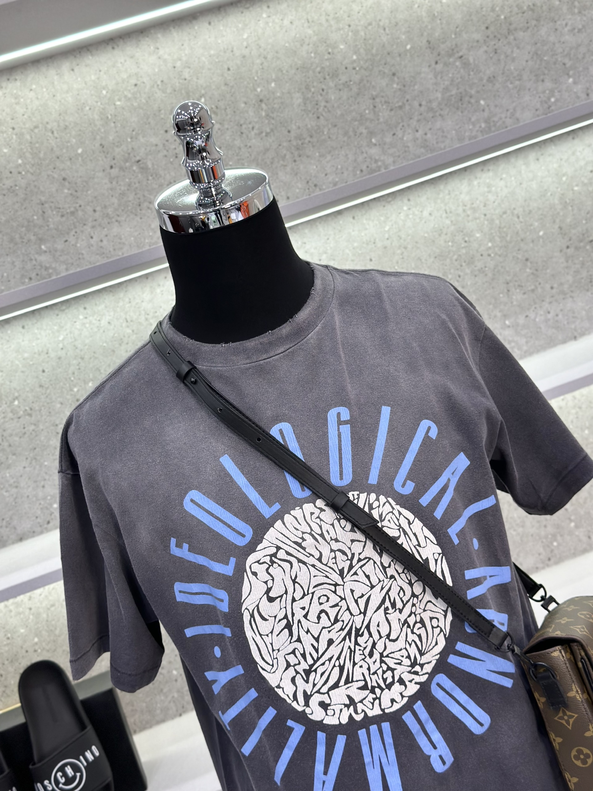 Áo phông T-shirt Saint Laurent YSL Đen logo chữ tròn ngực Like Auth on web VTN