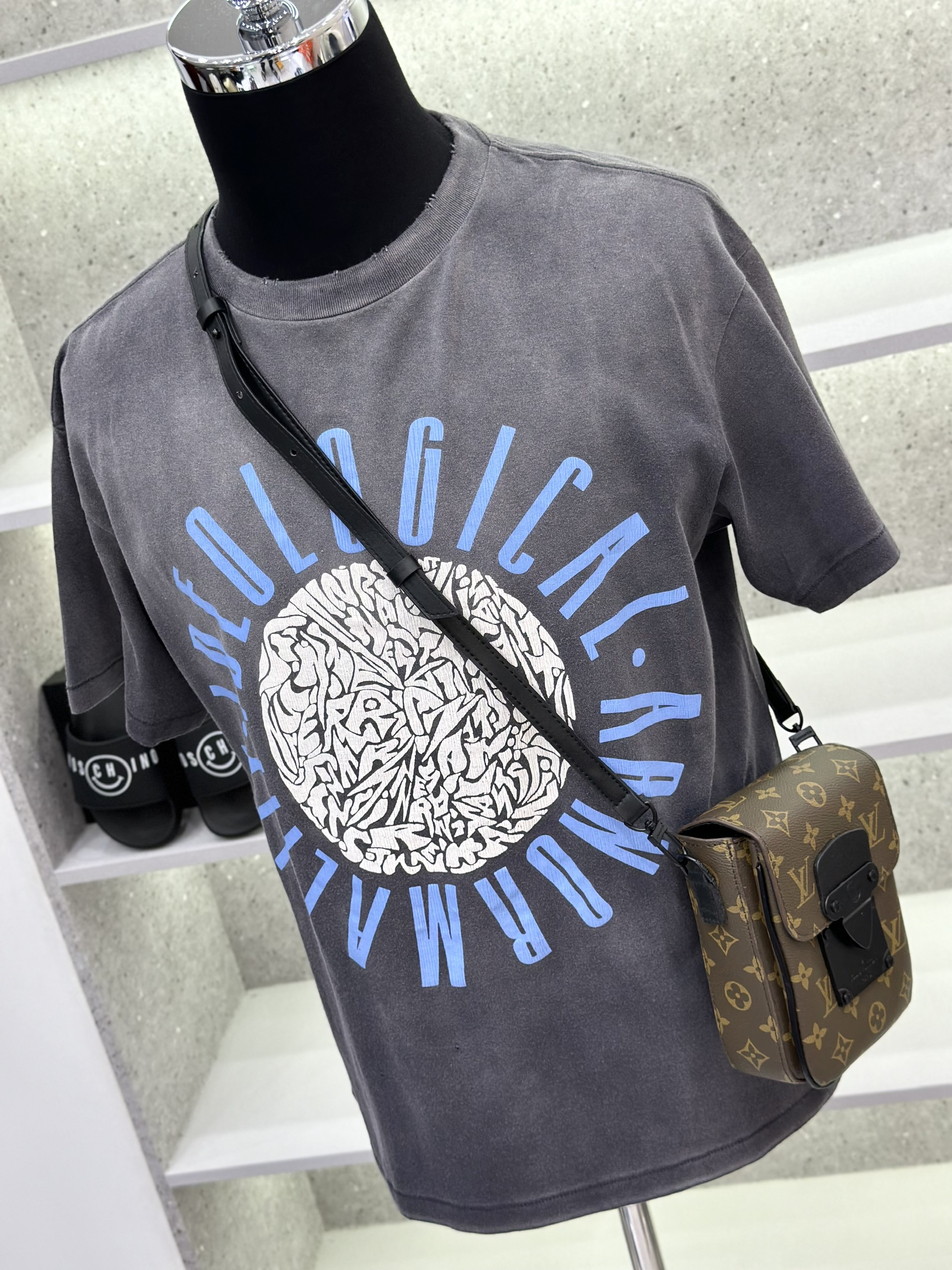 Áo phông T-shirt Saint Laurent YSL Đen logo chữ tròn ngực Like Auth on web VTN
