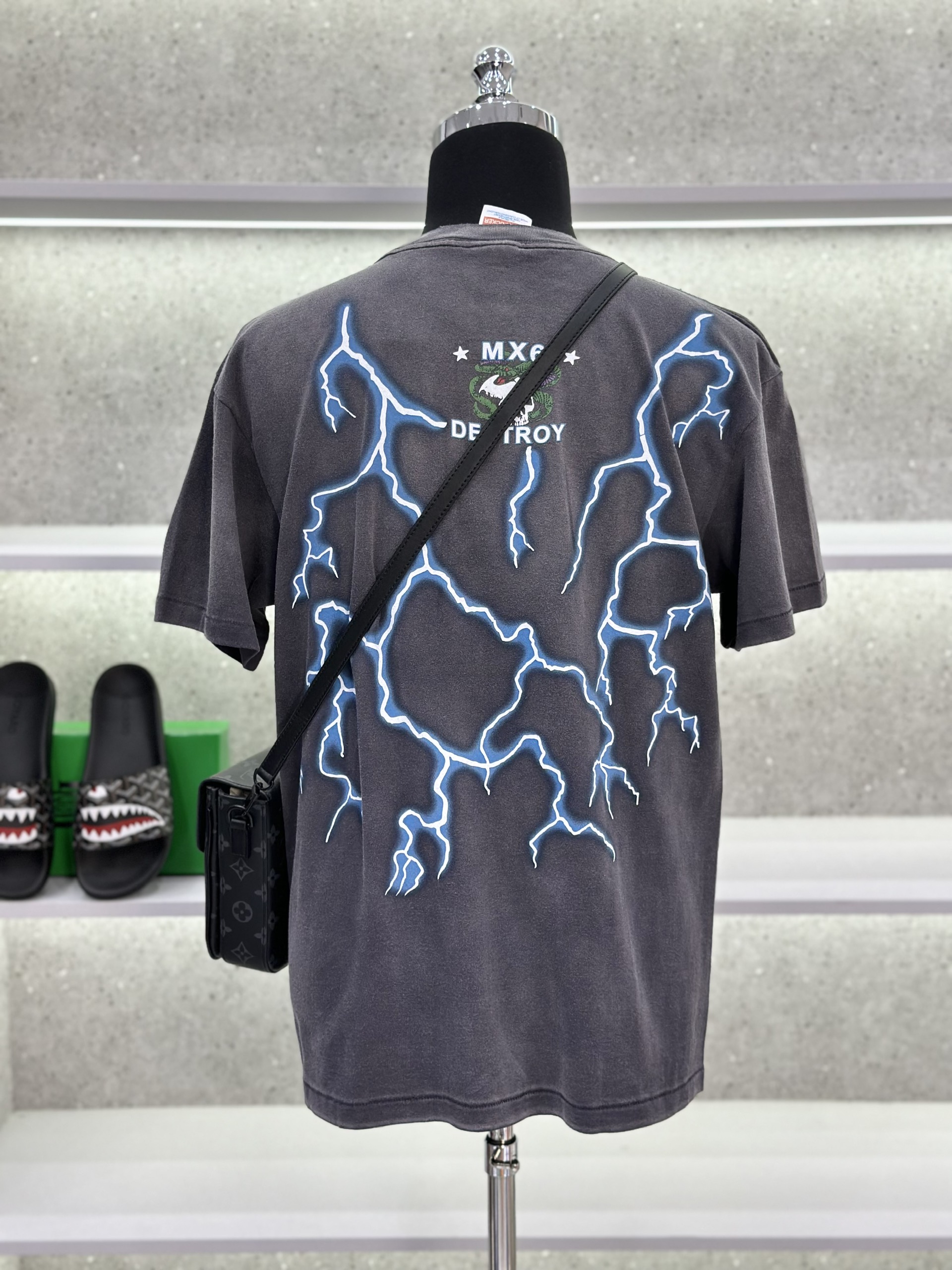 Áo phông T-shirt Saint Laurent YSL Đen họa tiết Medusa tia sét Like Auth on web VTN